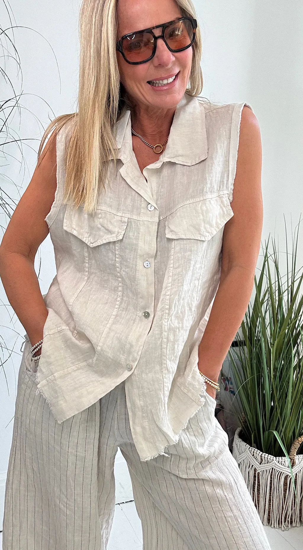 Sleeveless linen shirt cream
