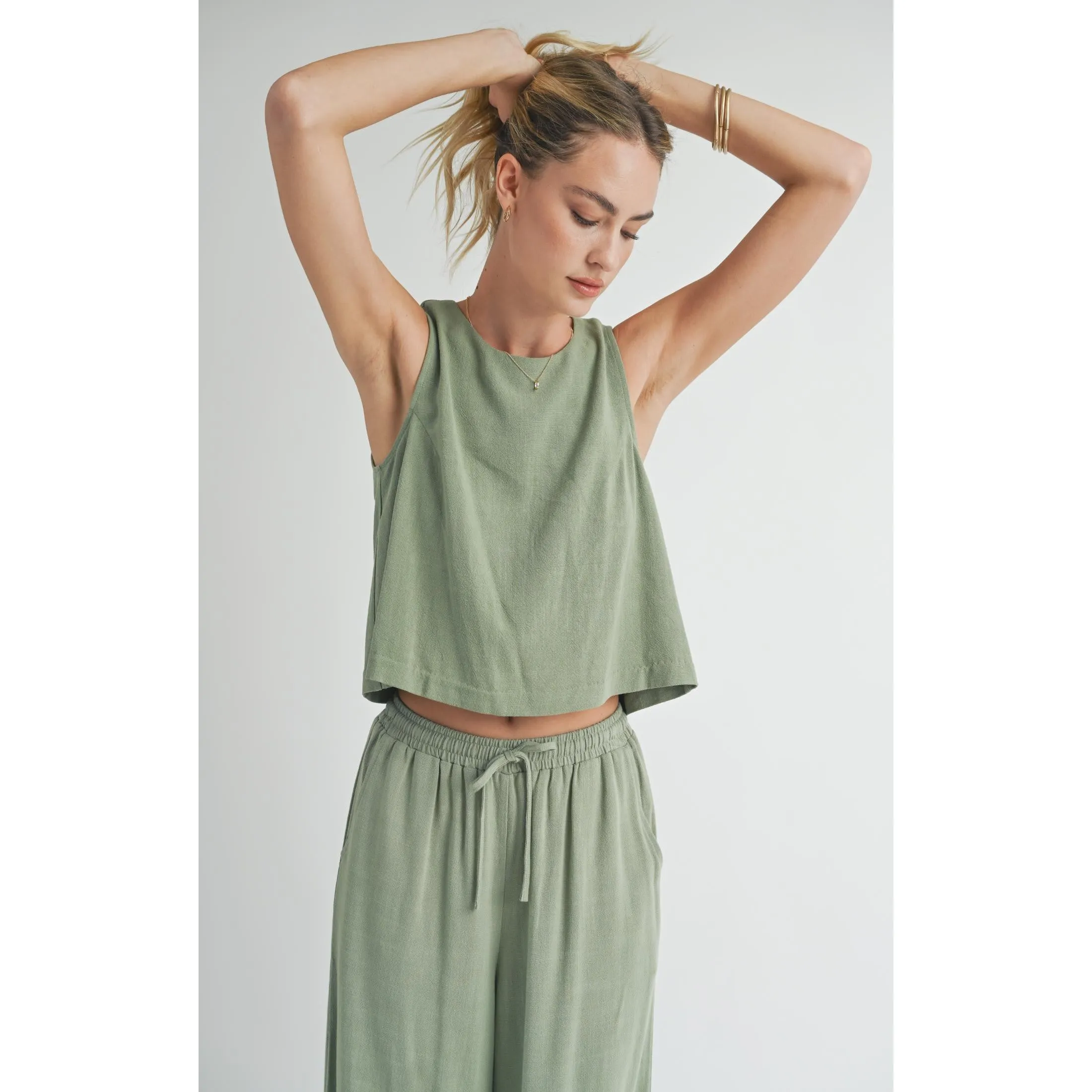 SUGARLOAF LINEN TANK W/ BUTTON BACK DETAIL