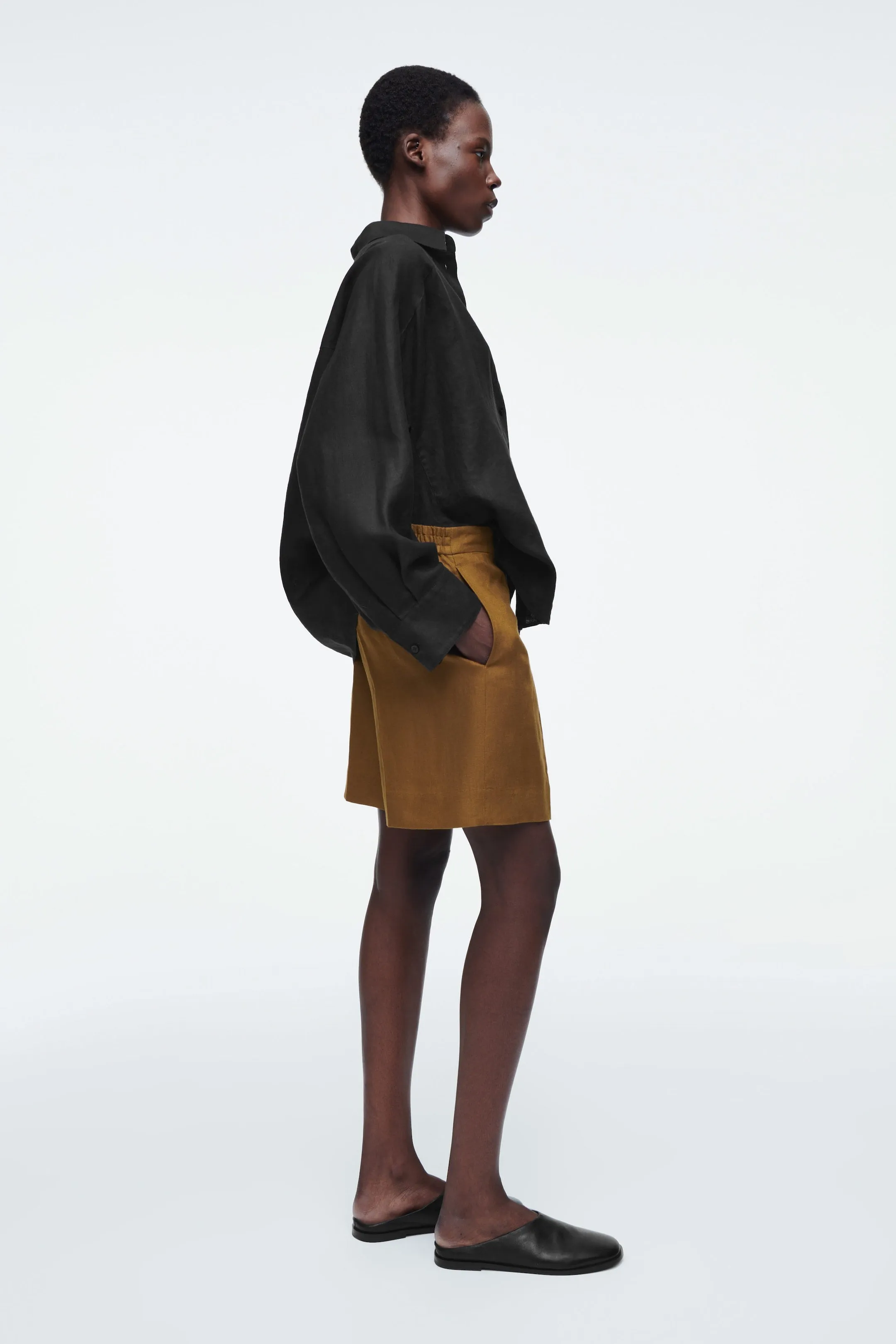 Tailored elasticated linen shorts