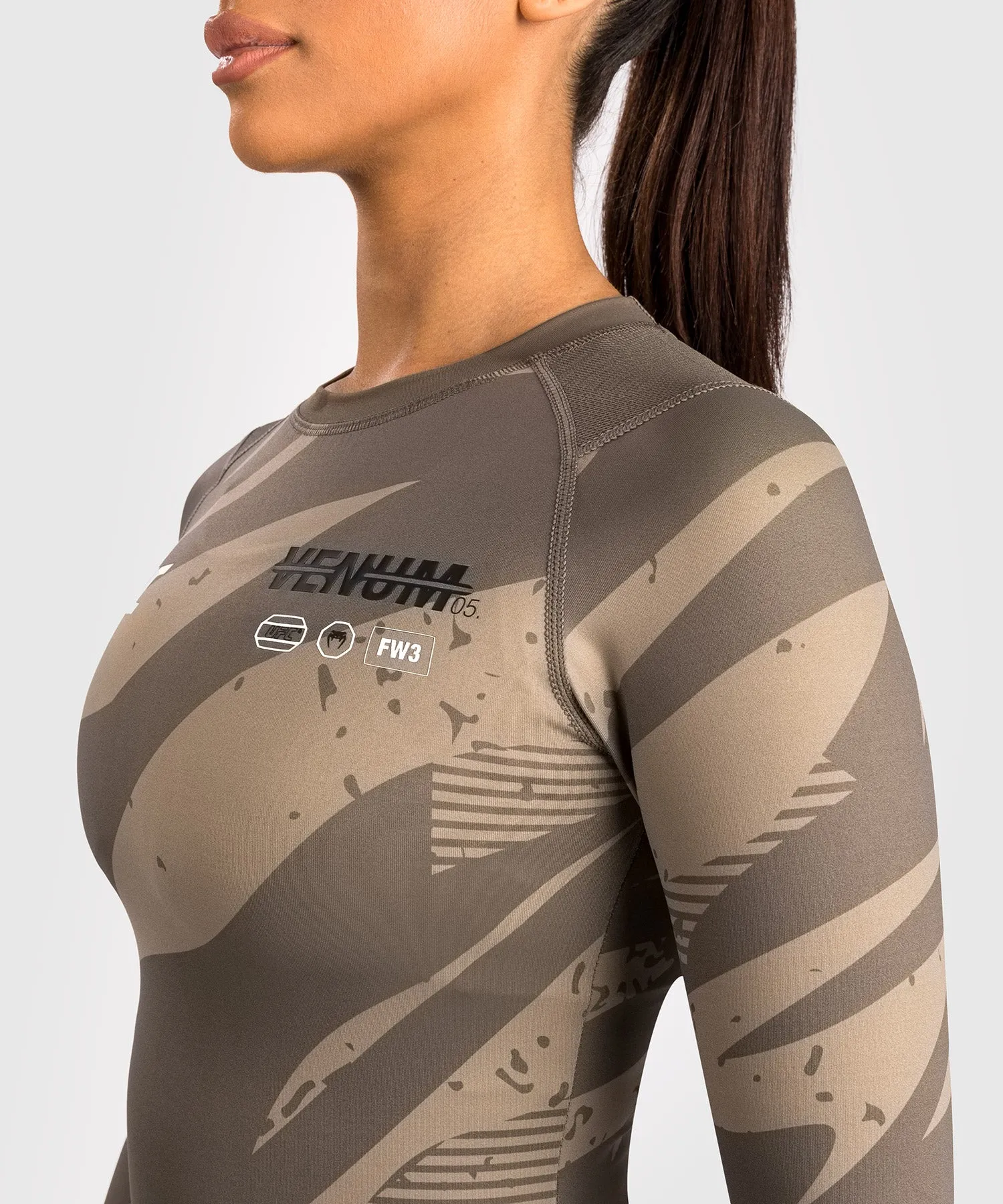 UFC Adrenaline by Venum Fight Week Rashguard A Manica Lunga da Donna - Desert Camo