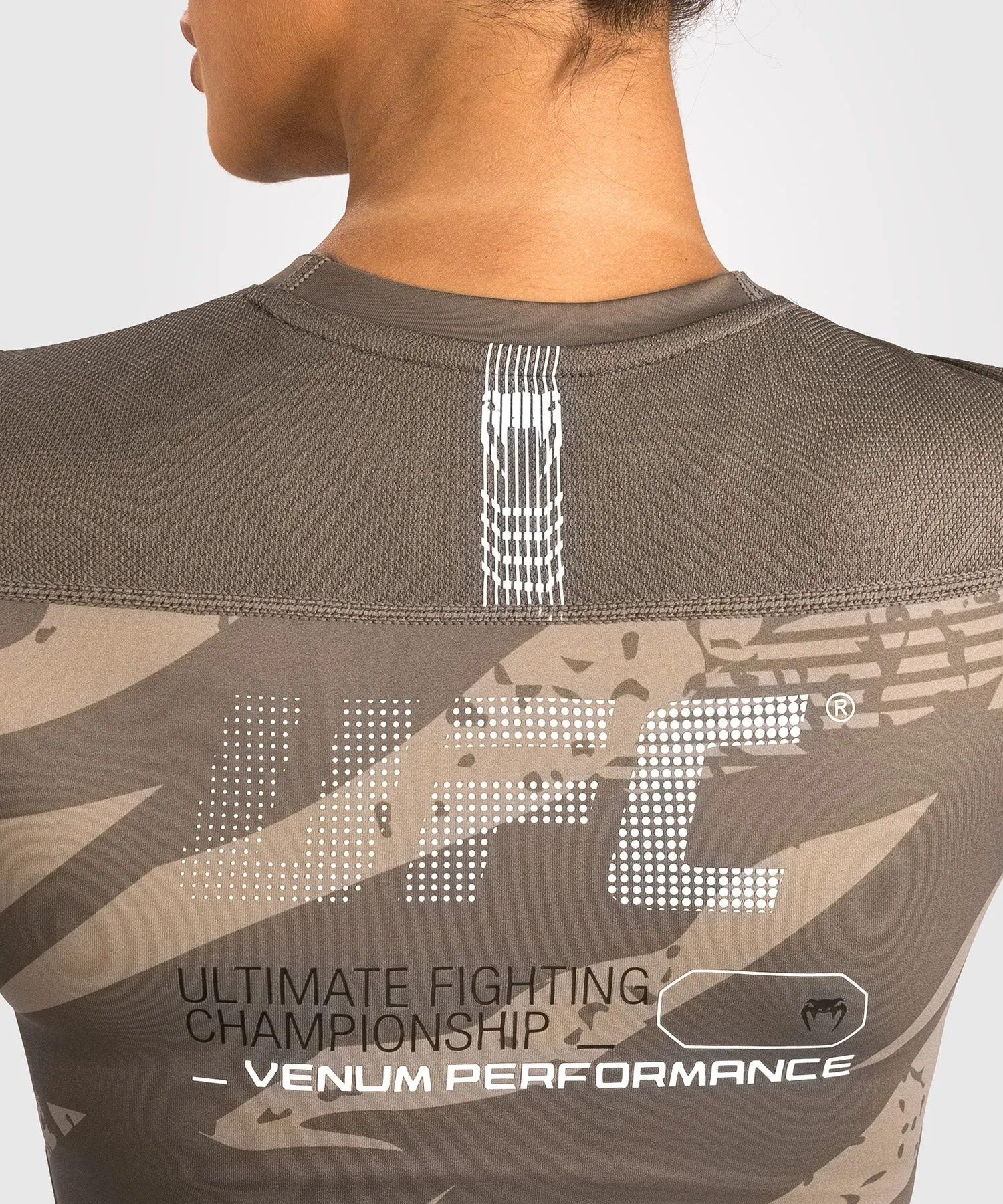 UFC Adrenaline by Venum Fight Week Rashguard A Manica Lunga da Donna - Desert Camo