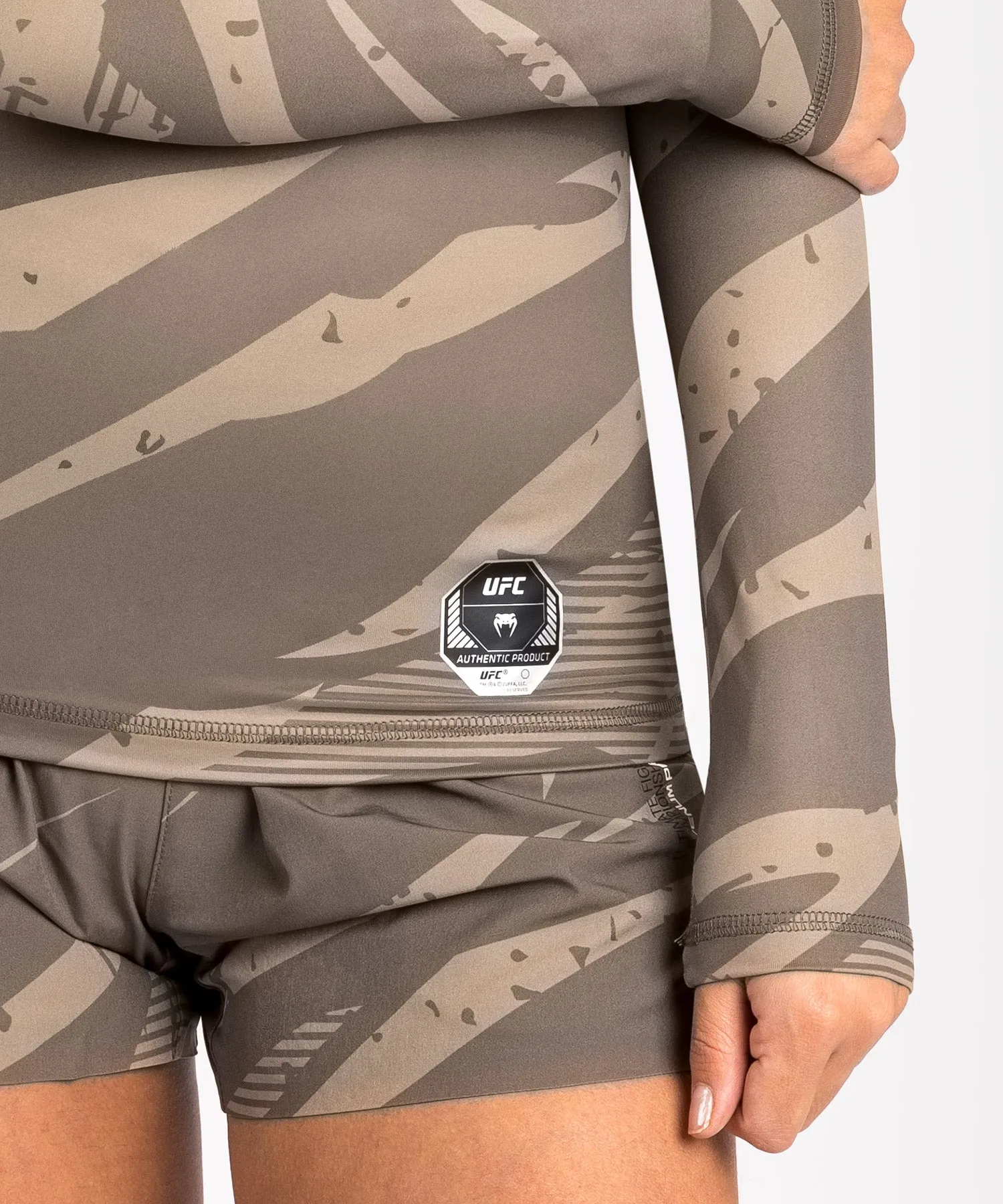 UFC Adrenaline by Venum Fight Week Rashguard A Manica Lunga da Donna - Desert Camo