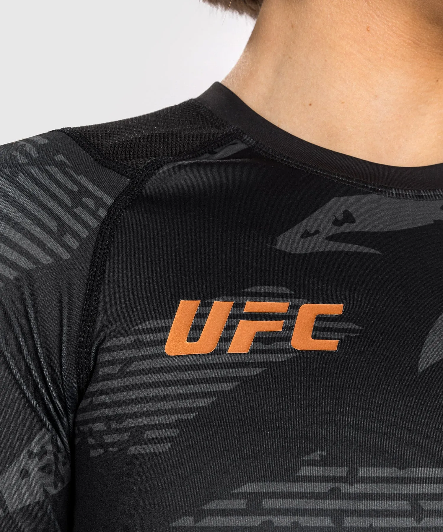 UFC Adrenaline by Venum Fight Week Rashguard A Manica Lunga da Donna - Urban Camo