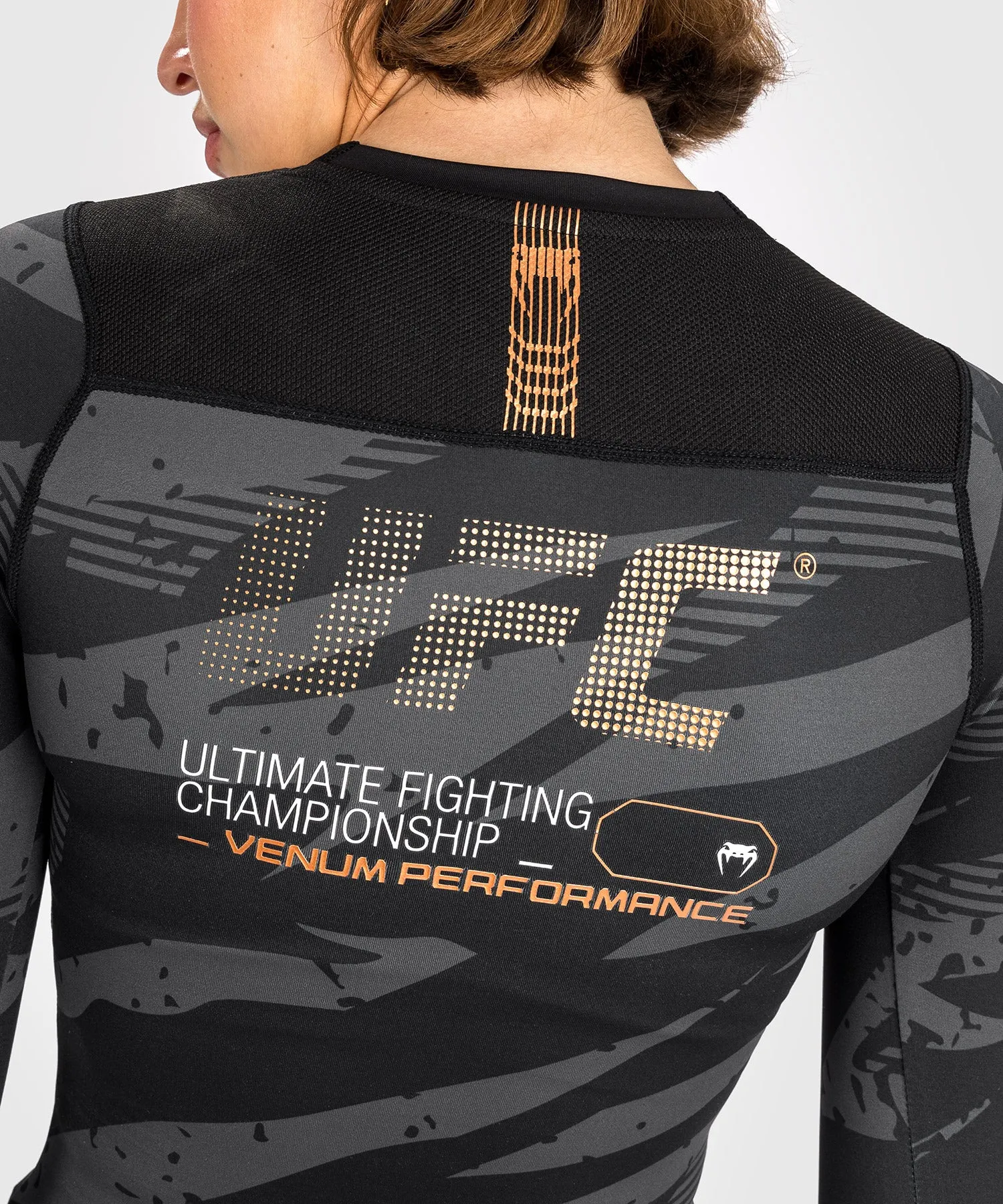 UFC Adrenaline by Venum Fight Week Rashguard A Manica Lunga da Donna - Urban Camo