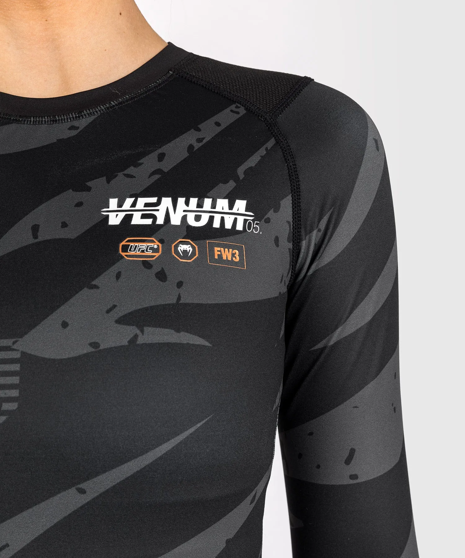 UFC Adrenaline by Venum Fight Week Rashguard A Manica Lunga da Donna - Urban Camo