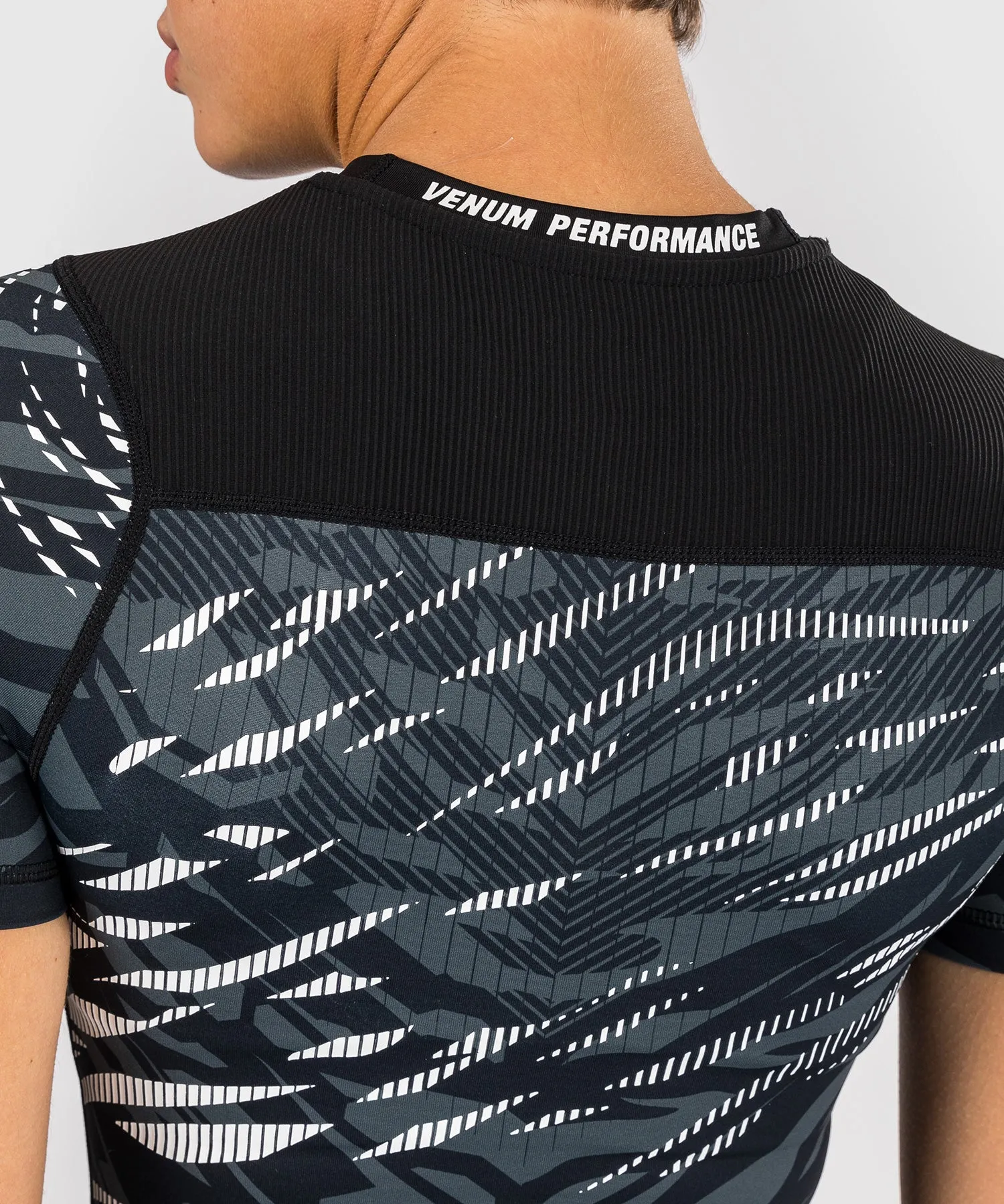 UFC Fusion by Venum Authentic Fight Night Korte Mouwen Performance Rashguard voor Dames - Zwart