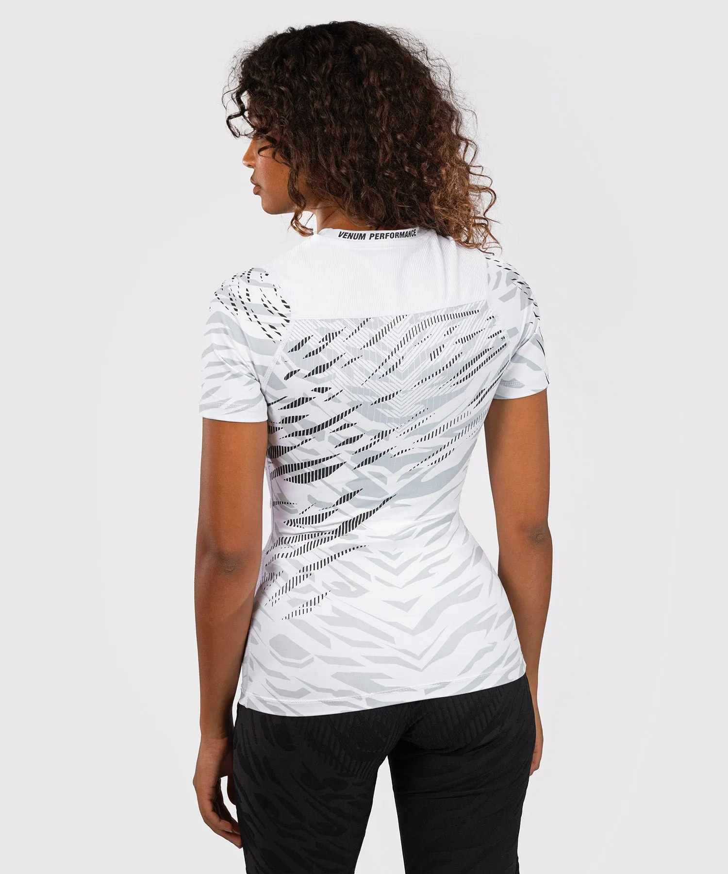 UFC Fusion by Venum Authentic Fight Night Rashguard a Manica Corta Performance per Donna - Bianco