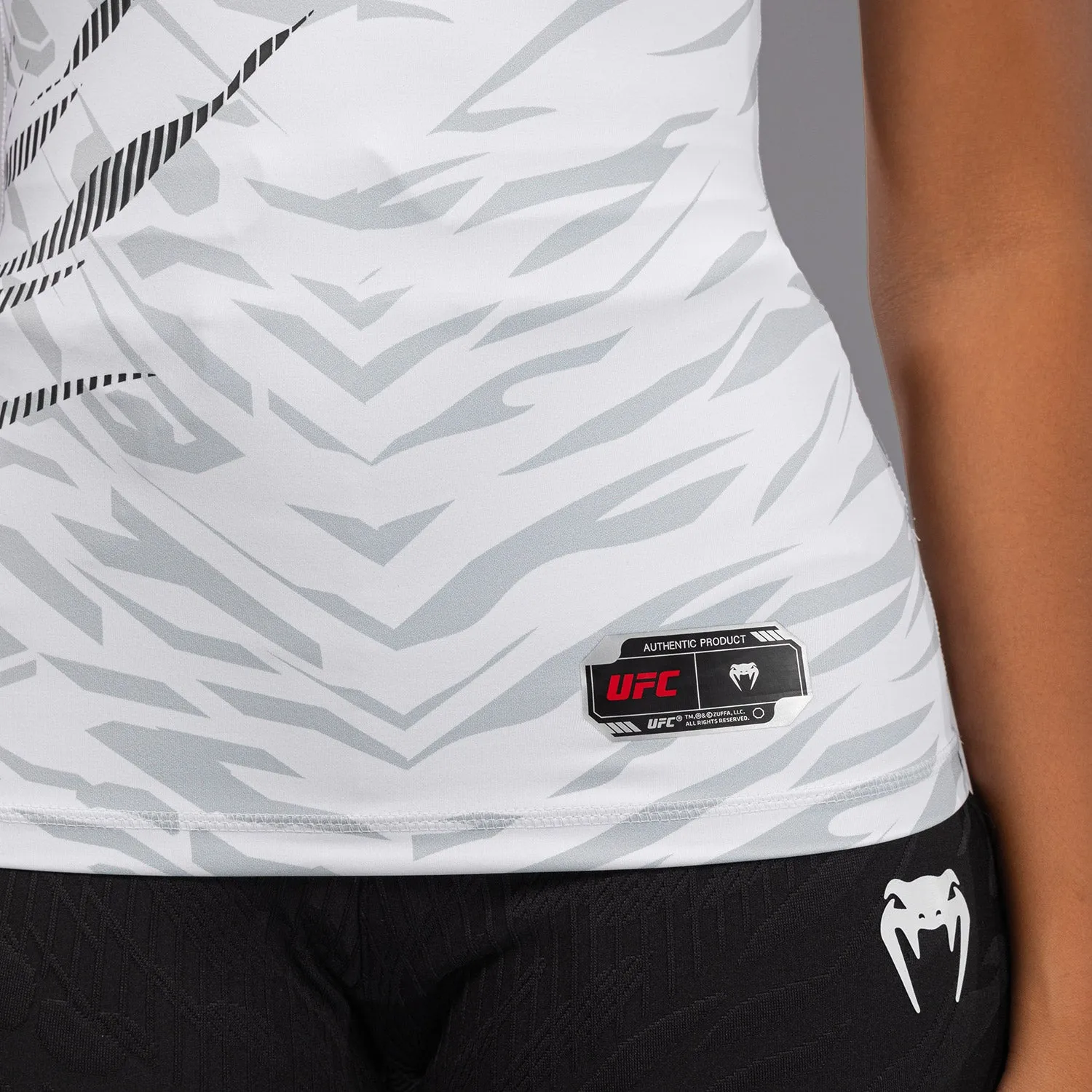UFC Fusion by Venum Authentic Fight Night Rashguard a Manica Corta Performance per Donna - Bianco