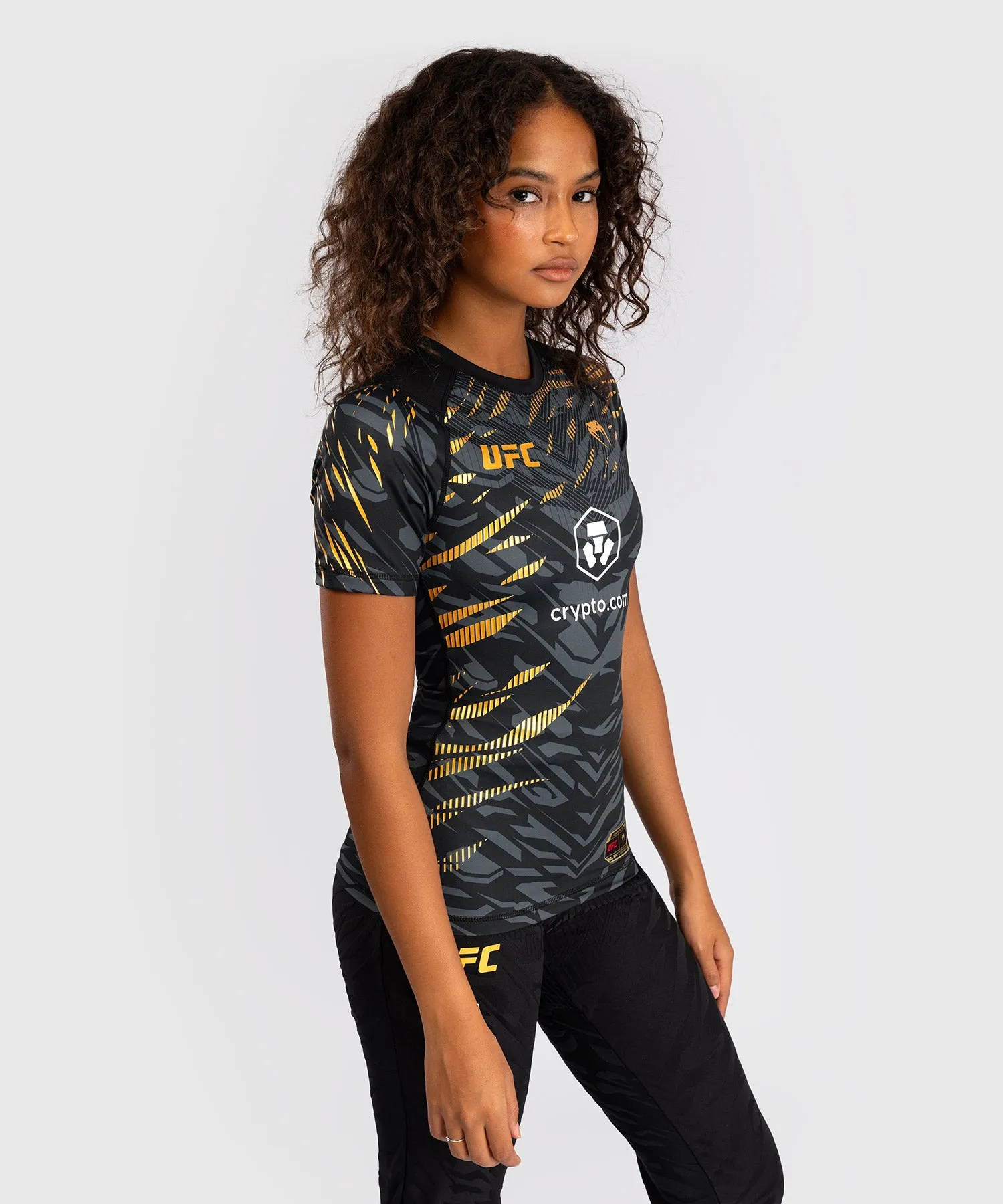 UFC Fusion by Venum Authentic Fight Night Rashguard a Manica Corta Performance per Donna - Champion