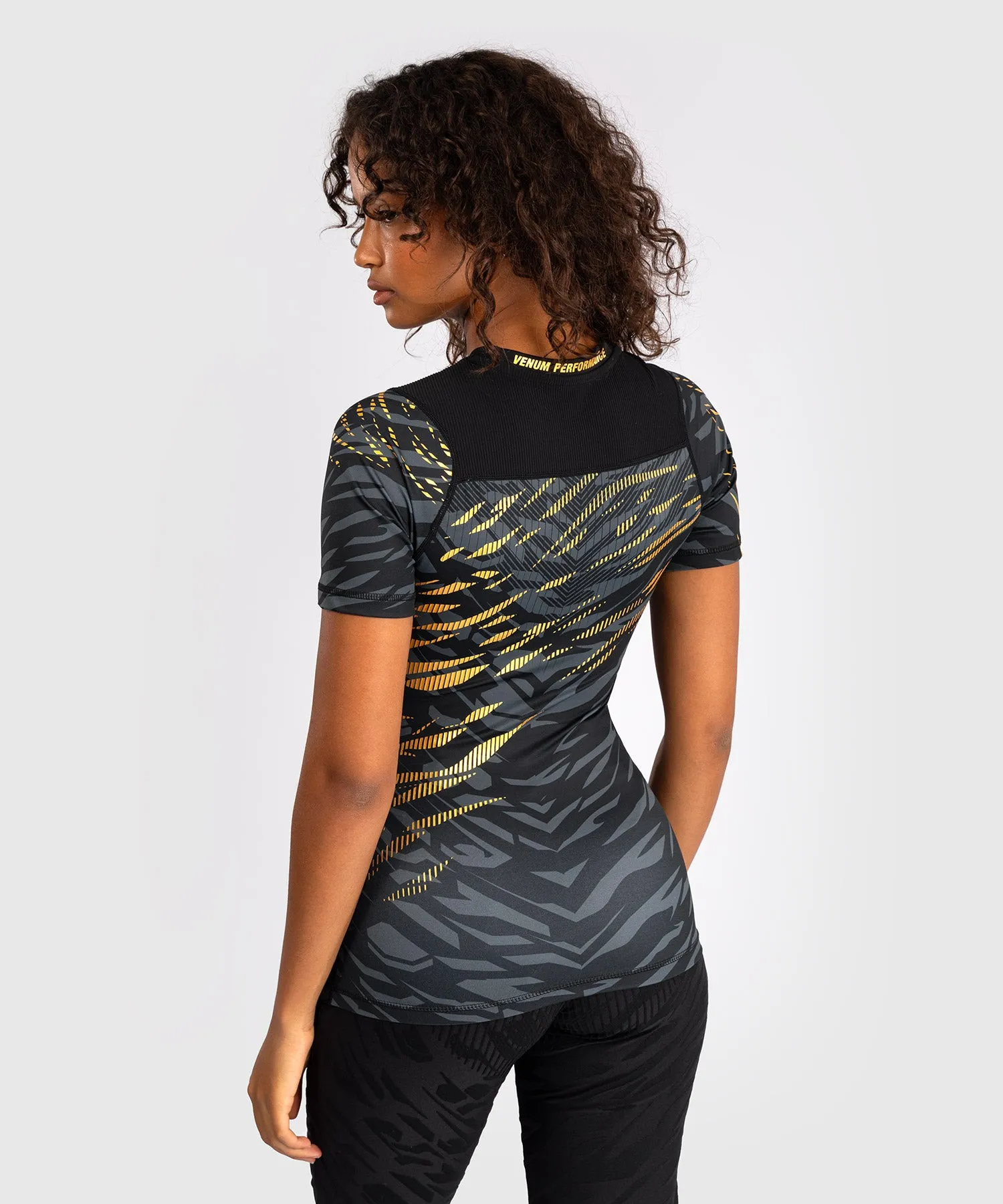 UFC Fusion by Venum Authentic Fight Night Rashguard a Manica Corta Performance per Donna - Champion