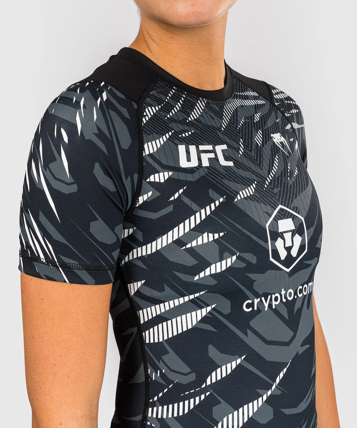 UFC Fusion by Venum Authentic Fight Night Rashguard a Manica Corta Performance per Donna - Nero