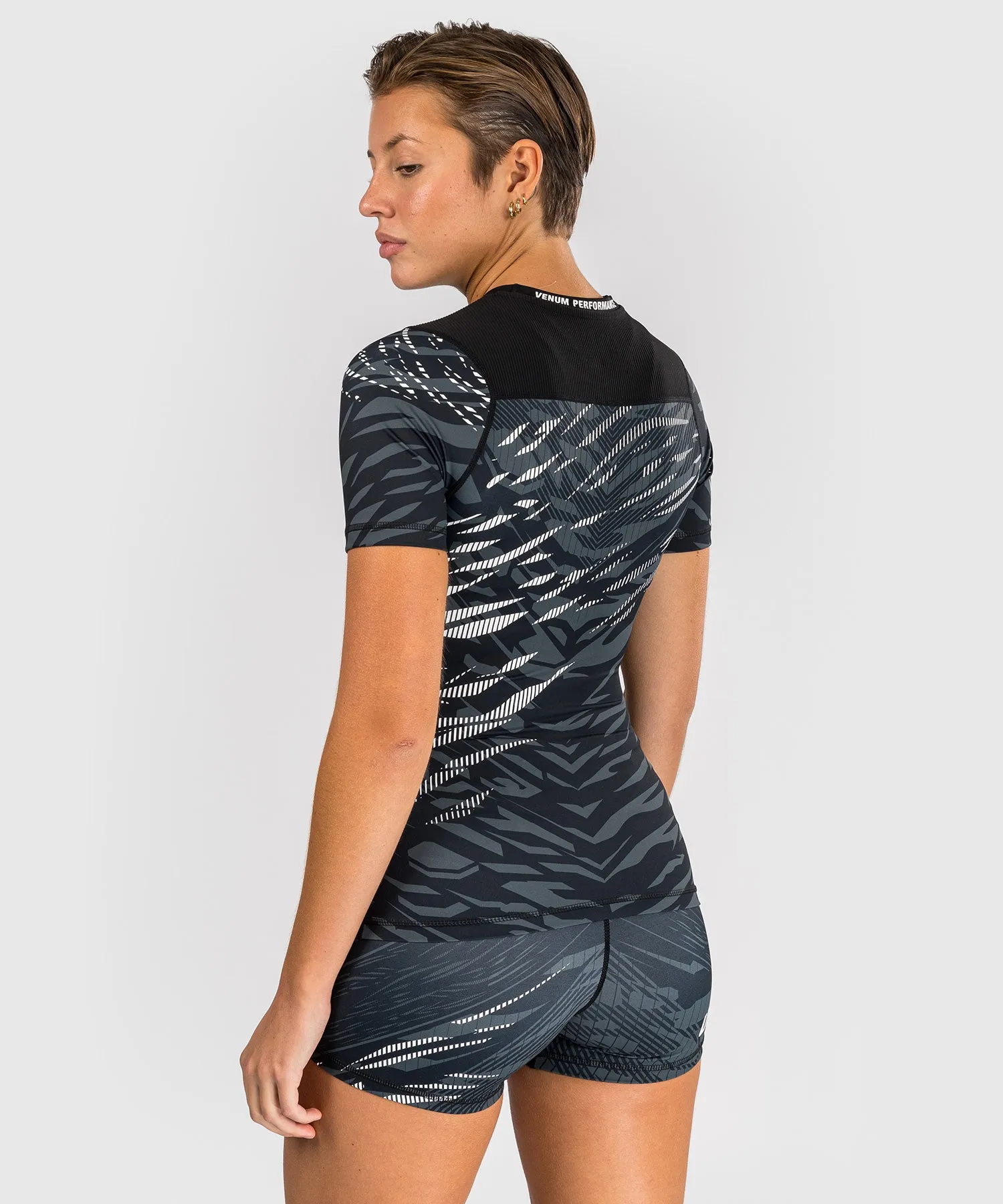 UFC Fusion by Venum Authentic Fight Night Rashguard a Manica Corta Performance per Donna - Nero