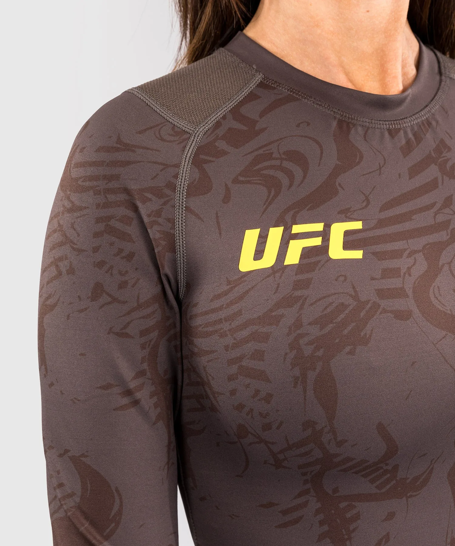 UFC Fusion by Venum Fight Week Rashguard a Manica Lunga Performance per Donna - Marrone terra