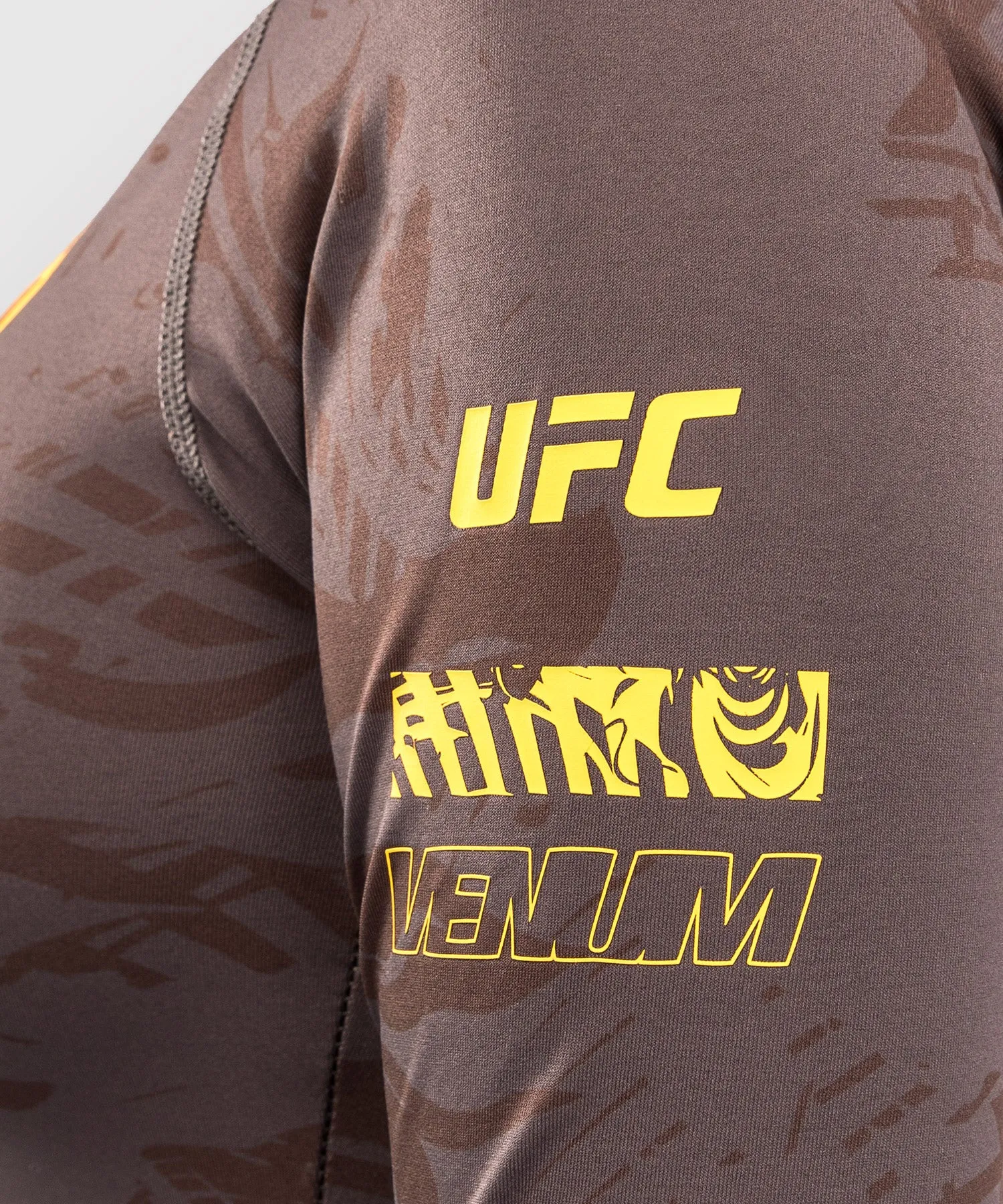 UFC Fusion by Venum Fight Week Rashguard a Manica Lunga Performance per Donna - Marrone terra