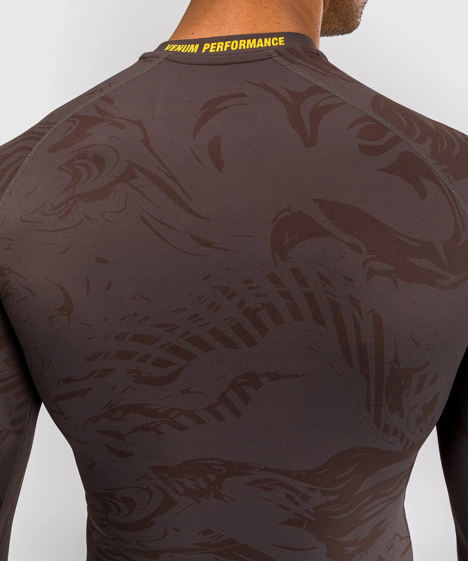 UFC Fusion by Venum Fight Week Rashguard a Manica Lunga Performance per Uomo - Marrone terra