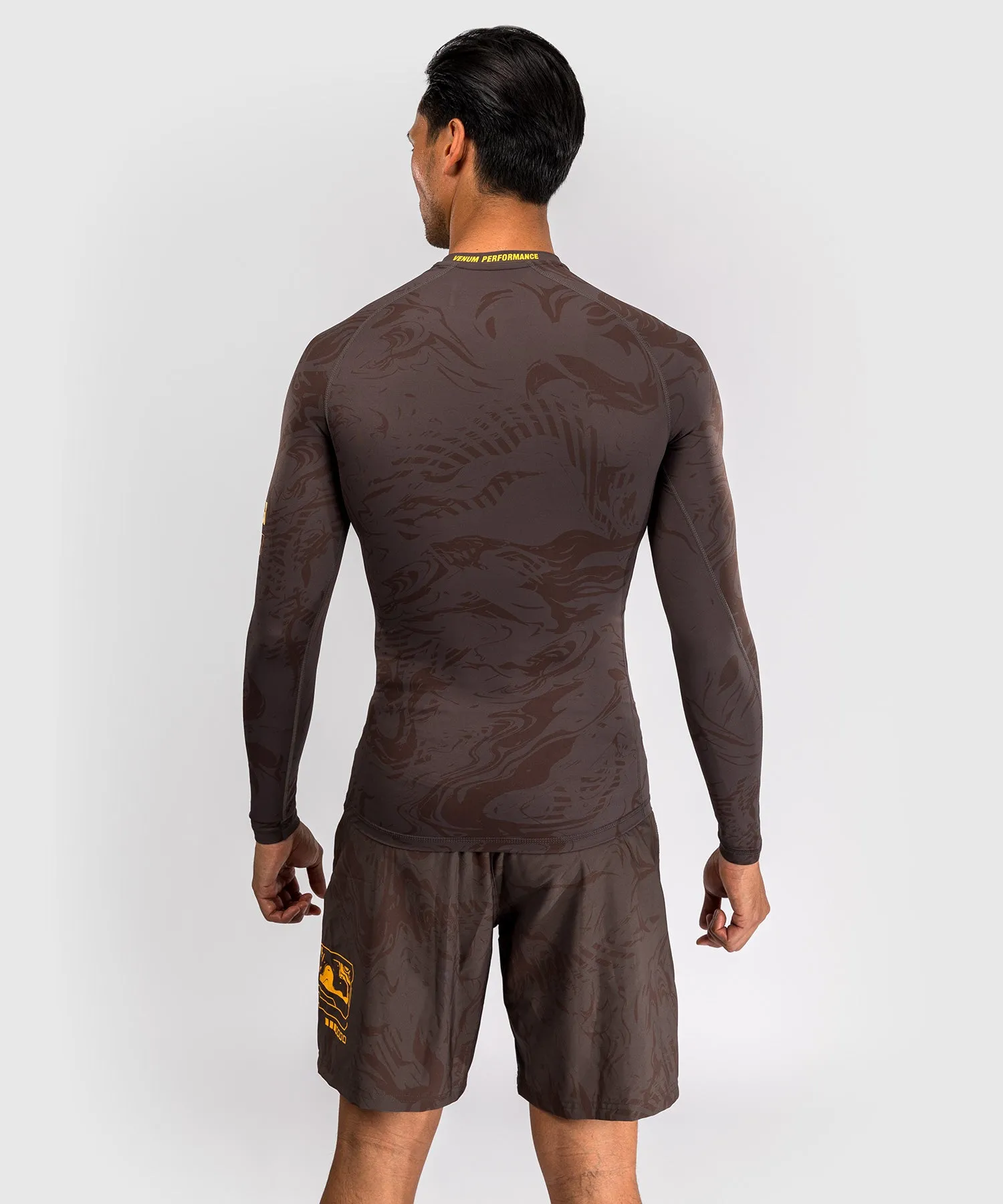 UFC Fusion by Venum Fight Week Rashguard a Manica Lunga Performance per Uomo - Marrone terra