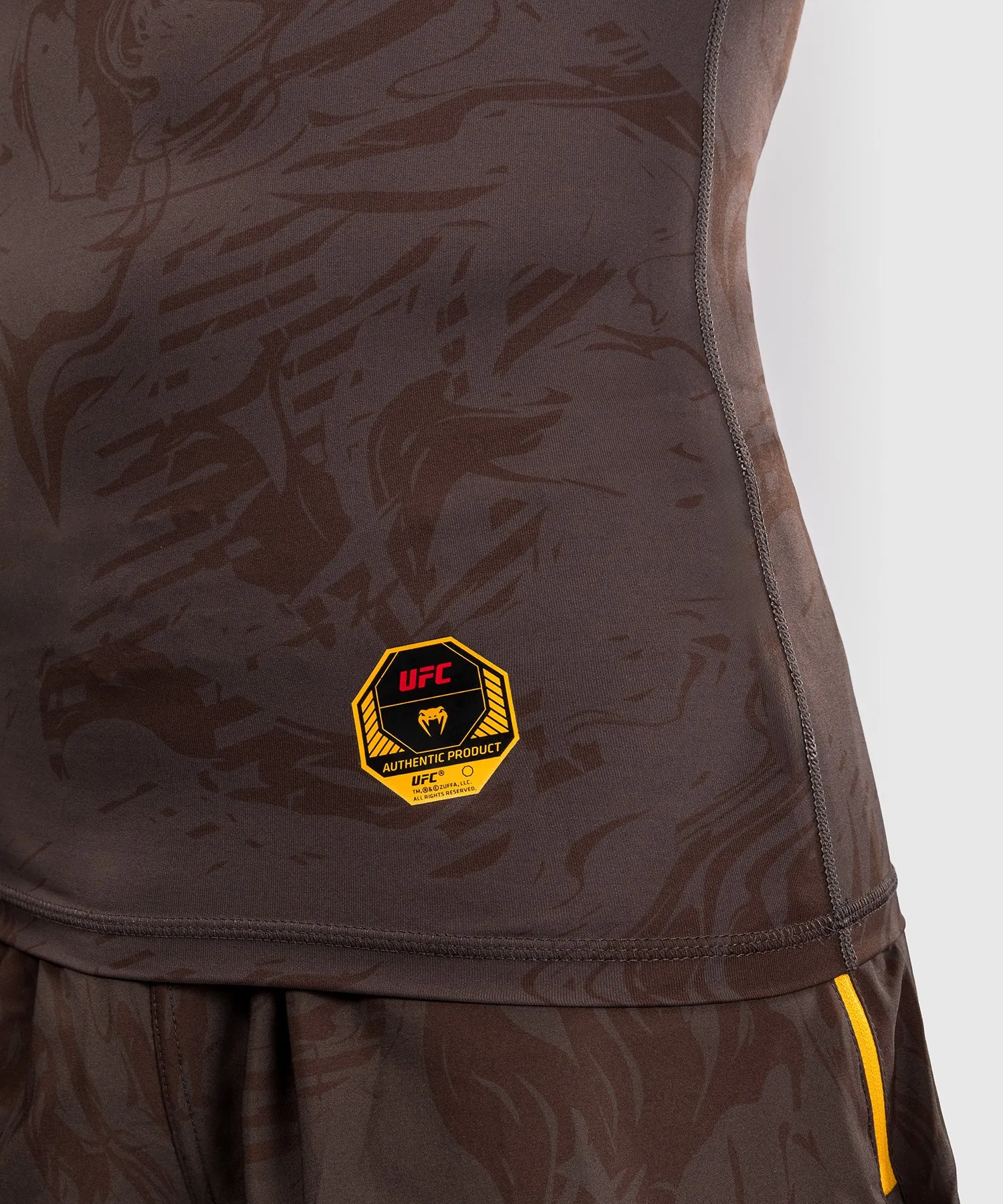 UFC Fusion by Venum Fight Week Rashguard a Manica Lunga Performance per Uomo - Marrone terra