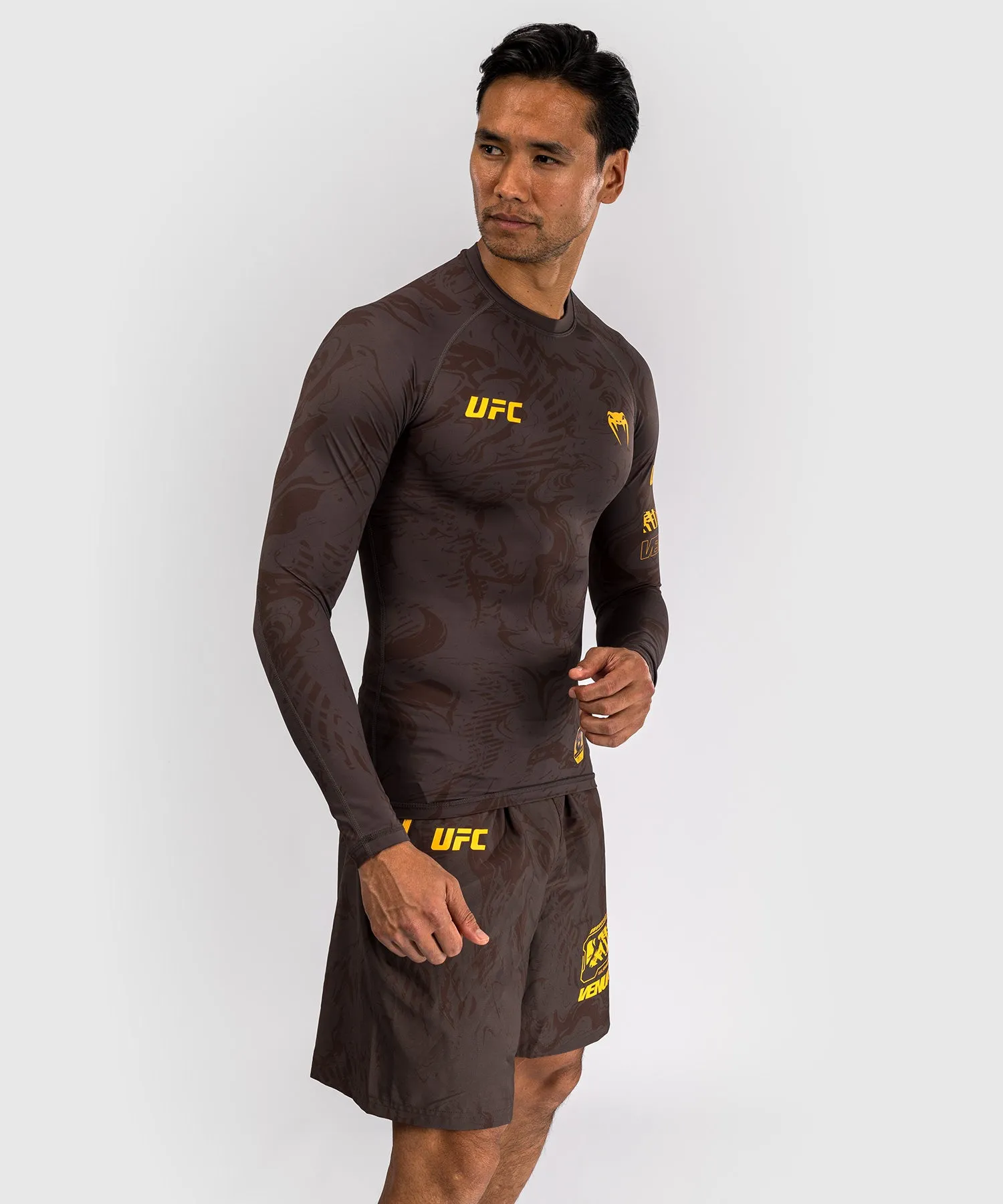 UFC Fusion by Venum Fight Week Rashguard a Manica Lunga Performance per Uomo - Marrone terra