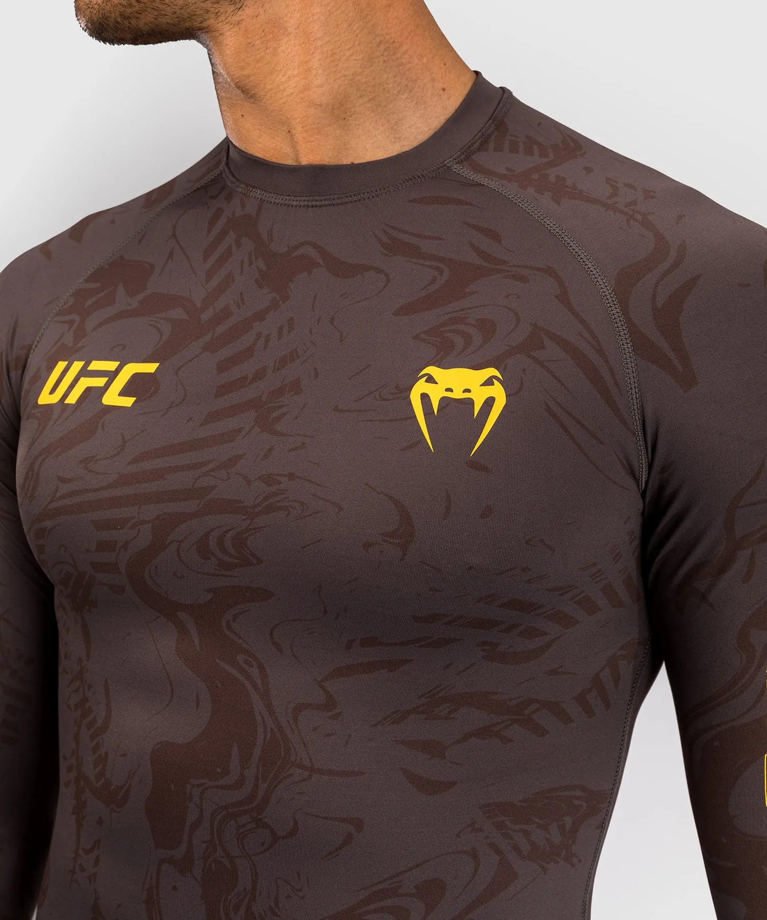UFC Fusion by Venum Fight Week Rashguard a Manica Lunga Performance per Uomo - Marrone terra