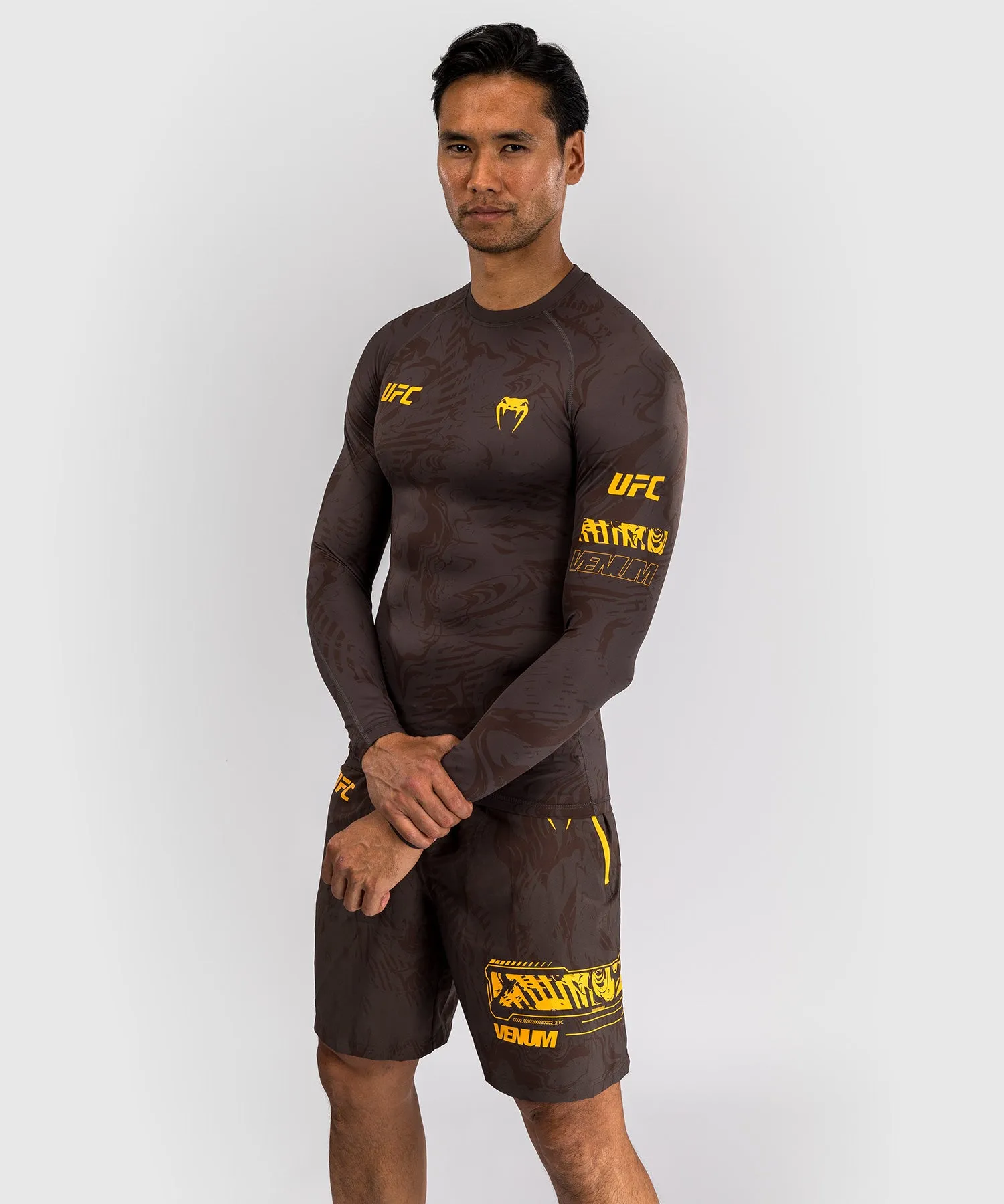 UFC Fusion by Venum Fight Week Rashguard a Manica Lunga Performance per Uomo - Marrone terra