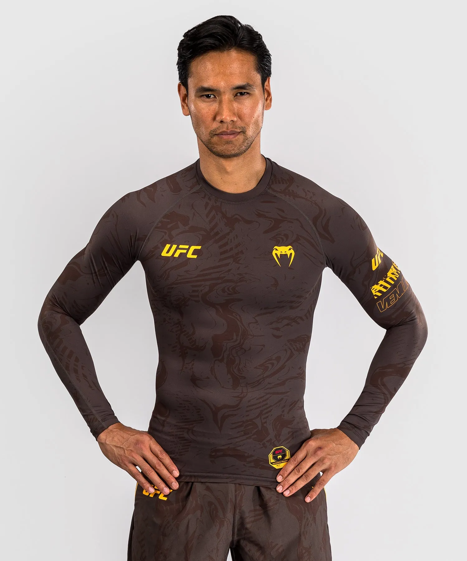 UFC Fusion by Venum Fight Week Rashguard a Manica Lunga Performance per Uomo - Marrone terra