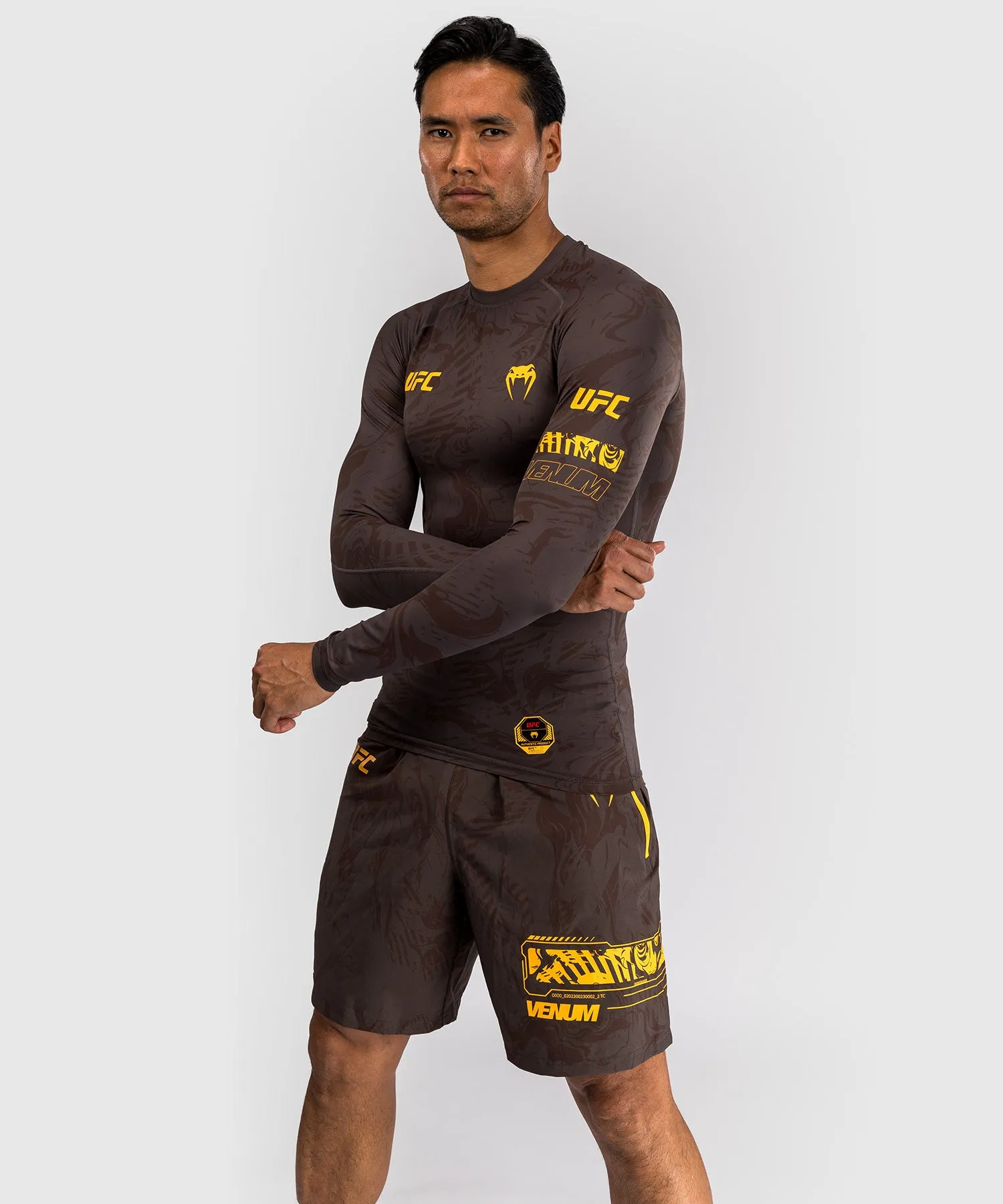 UFC Fusion by Venum Fight Week Rashguard a Manica Lunga Performance per Uomo - Marrone terra