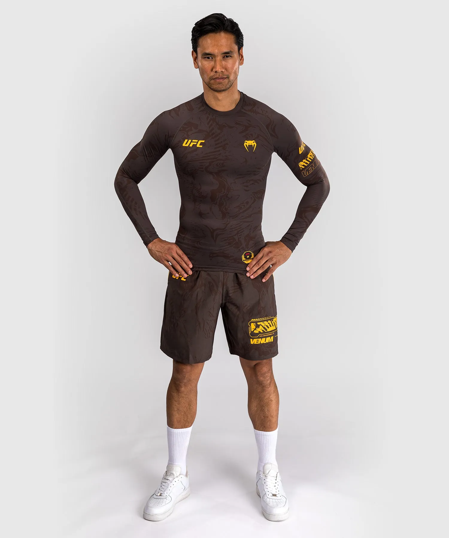 UFC Fusion by Venum Fight Week Rashguard a Manica Lunga Performance per Uomo - Marrone terra
