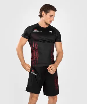 UFC Venum Performance Institute 2.0 Rashguard a maniche corte da uomo - Nero/Rosso