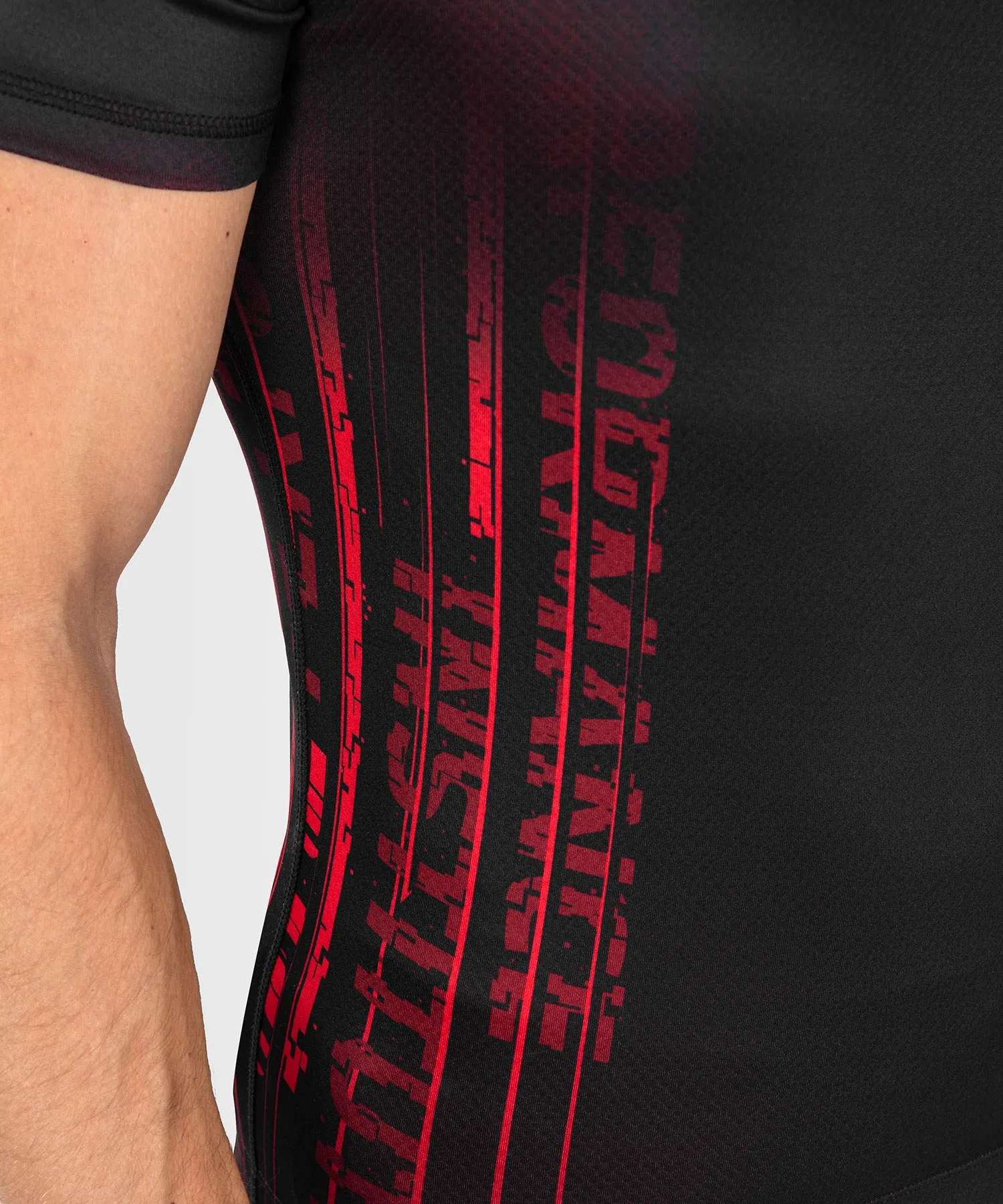 UFC Venum Performance Institute 2.0 Rashguard a maniche corte da uomo - Nero/Rosso