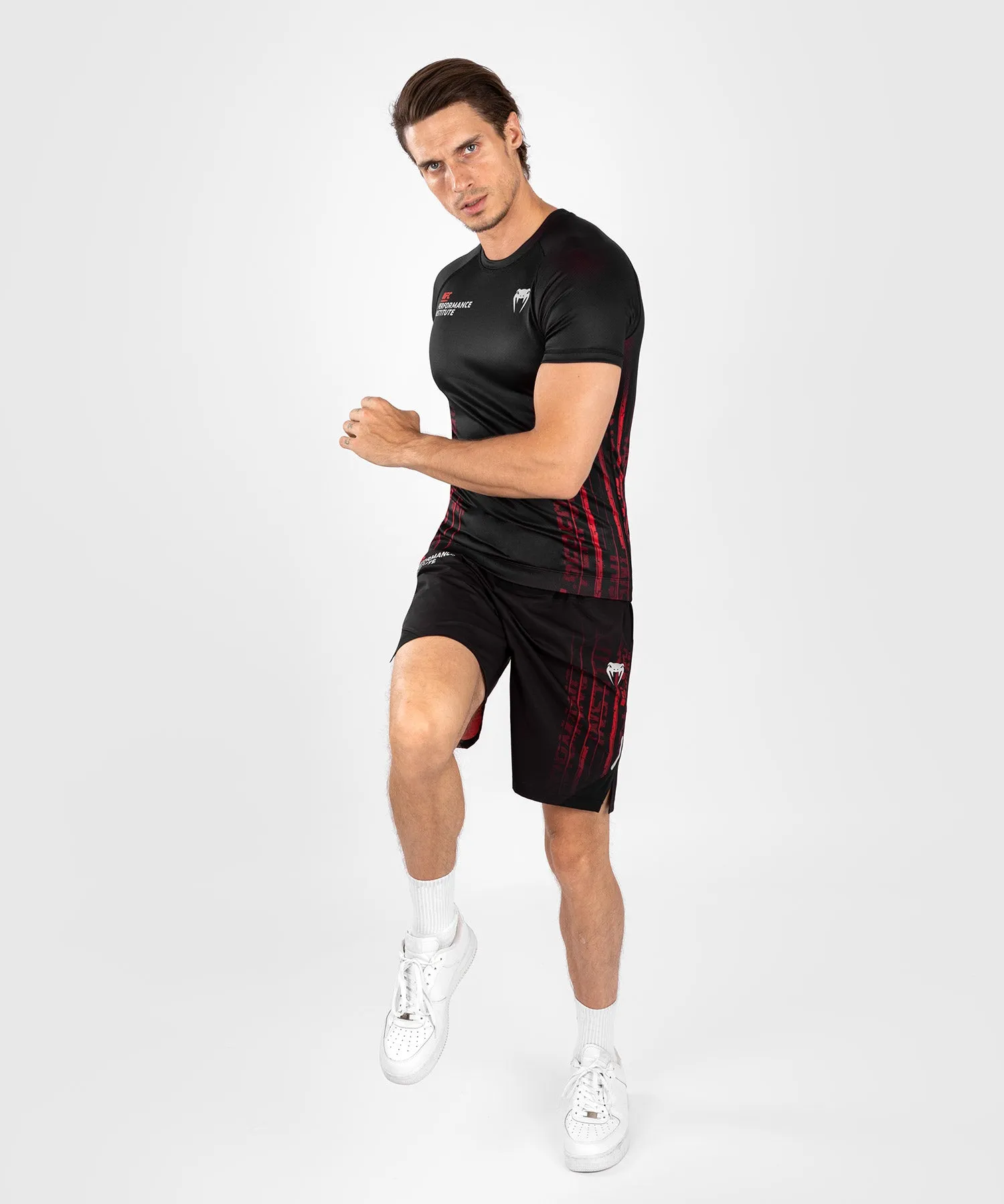 UFC Venum Performance Institute 2.0 Rashguard a maniche corte da uomo - Nero/Rosso