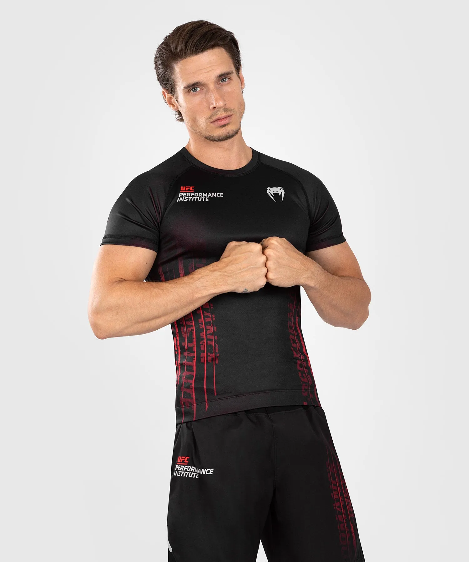 UFC Venum Performance Institute 2.0 Rashguard a maniche corte da uomo - Nero/Rosso