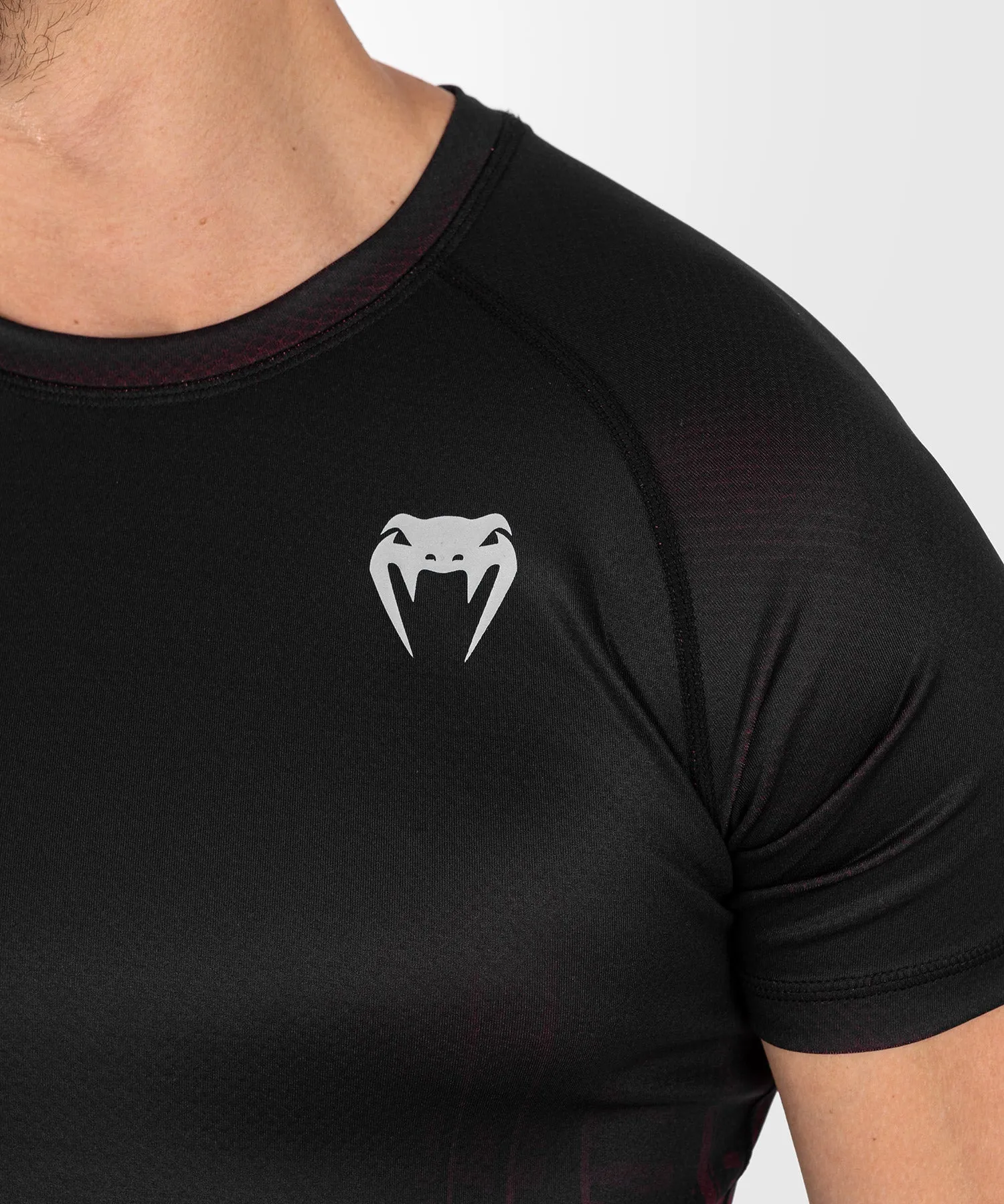 UFC Venum Performance Institute 2.0 Rashguard a maniche corte da uomo - Nero/Rosso