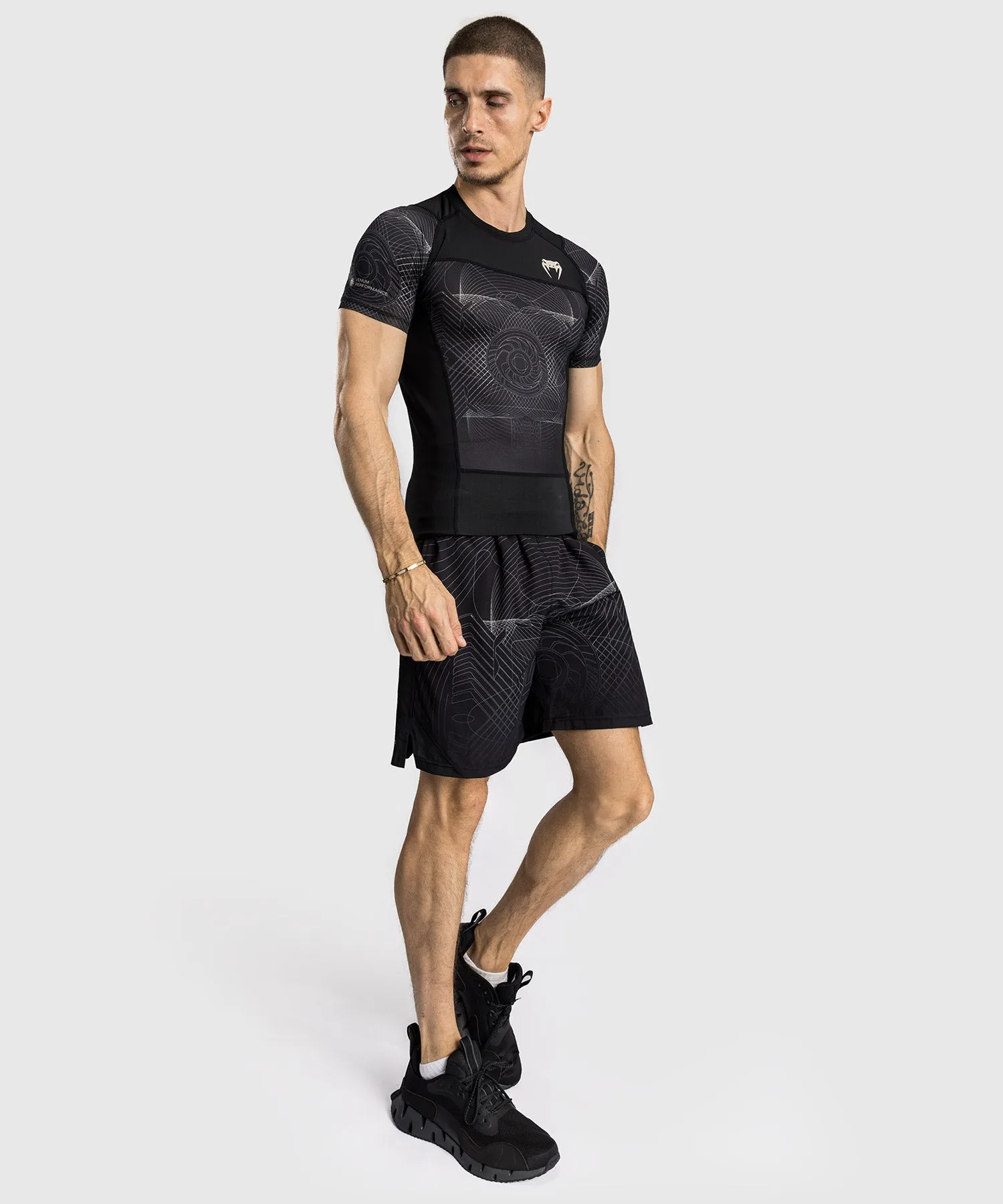 Venum G-Fit Air Rashguard Maniche Corte da Uomo - Nero Profondo/Sabbia Del Deserto