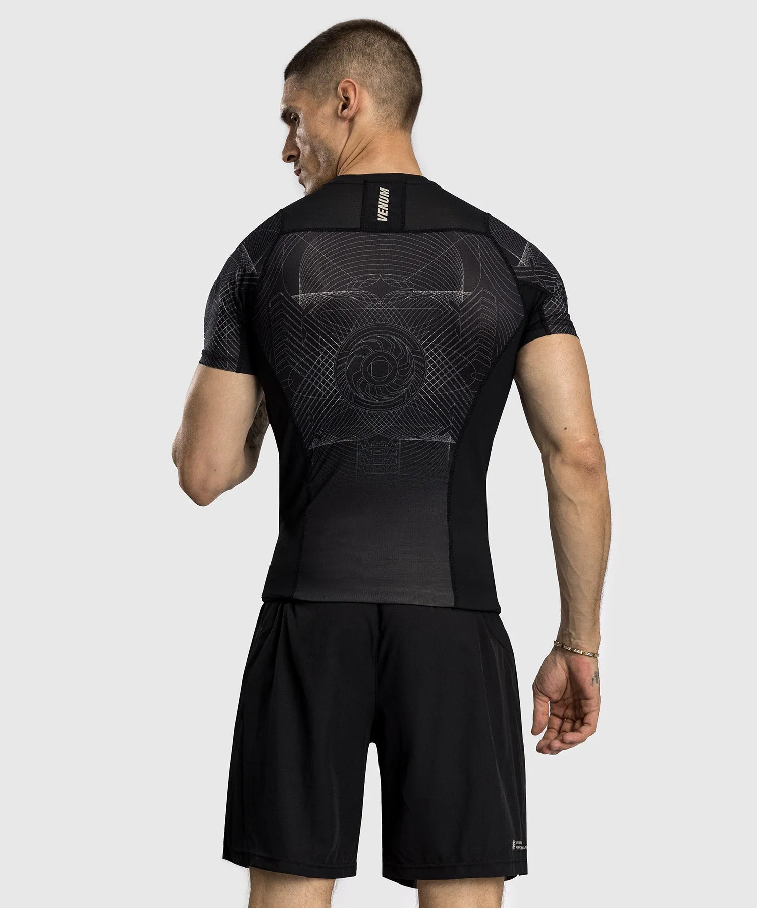 Venum G-Fit Air Rashguard Maniche Corte da Uomo - Nero Profondo/Sabbia Del Deserto