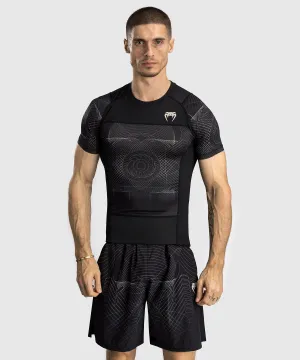 Venum G-Fit Air Rashguard Maniche Corte da Uomo - Nero Profondo/Sabbia Del Deserto