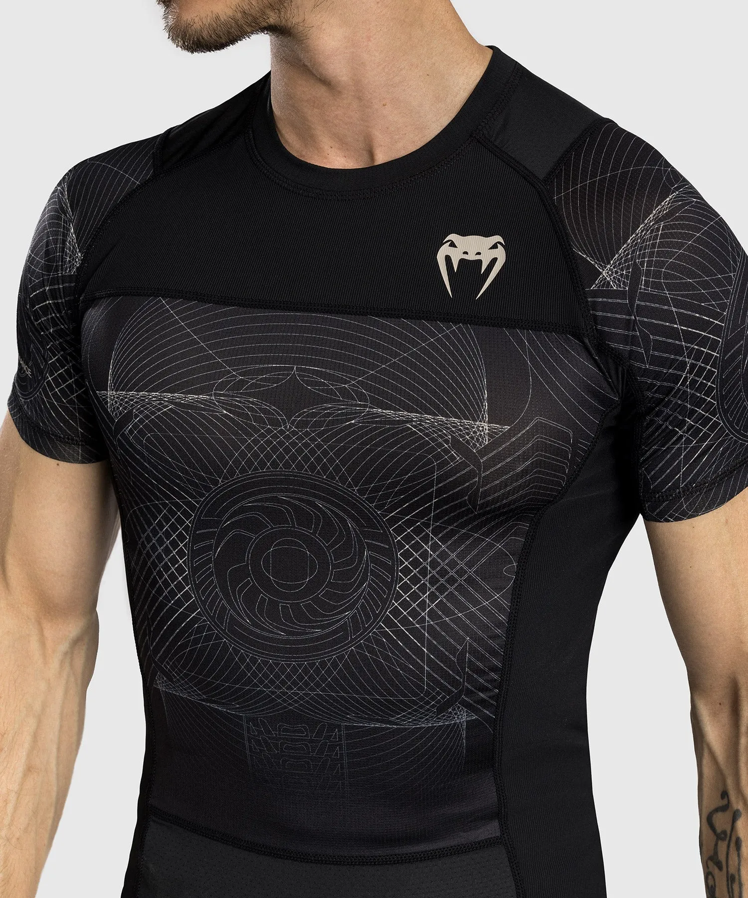 Venum G-Fit Air Rashguard Maniche Corte da Uomo - Nero Profondo/Sabbia Del Deserto