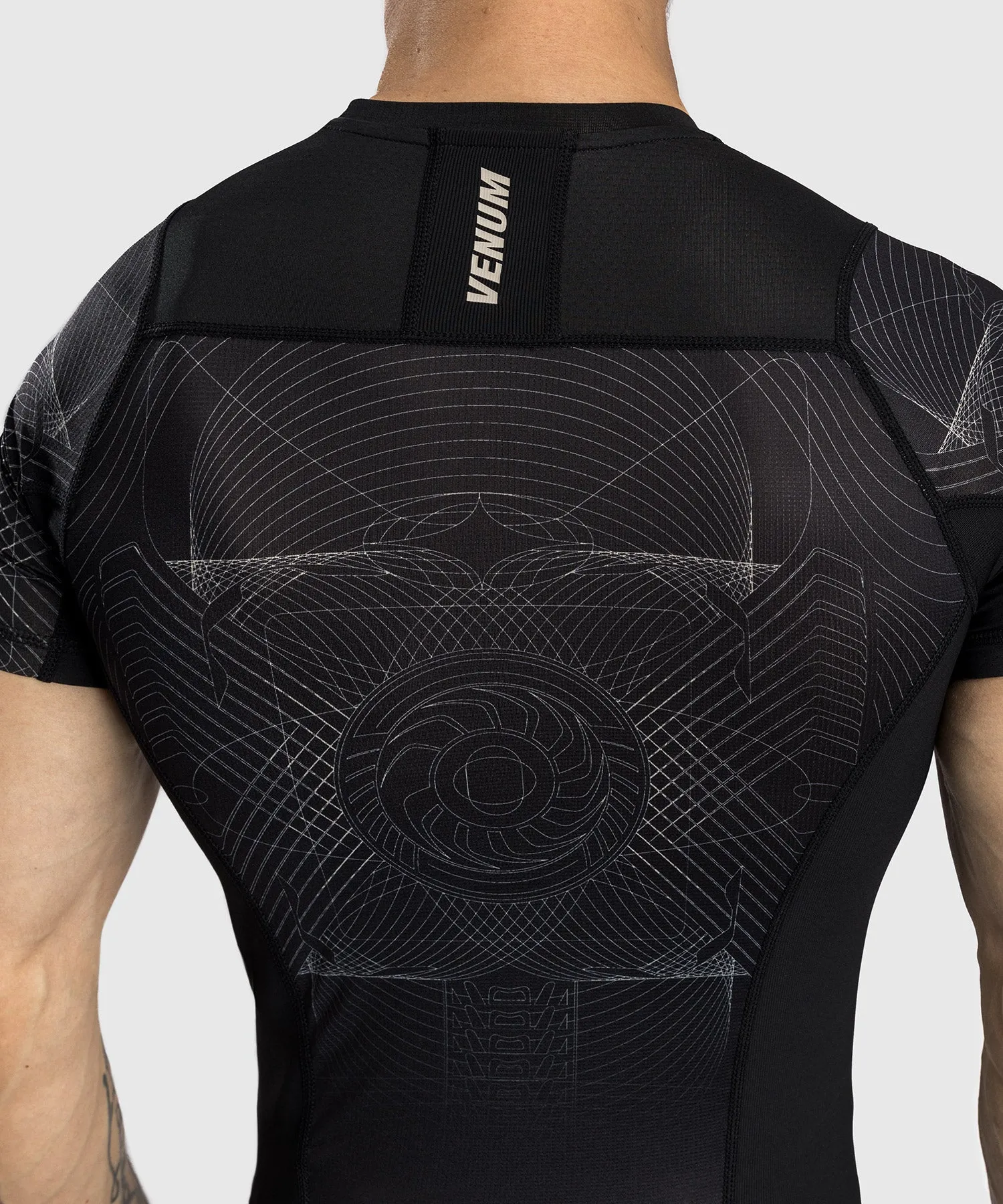 Venum G-Fit Air Rashguard Maniche Corte da Uomo - Nero Profondo/Sabbia Del Deserto