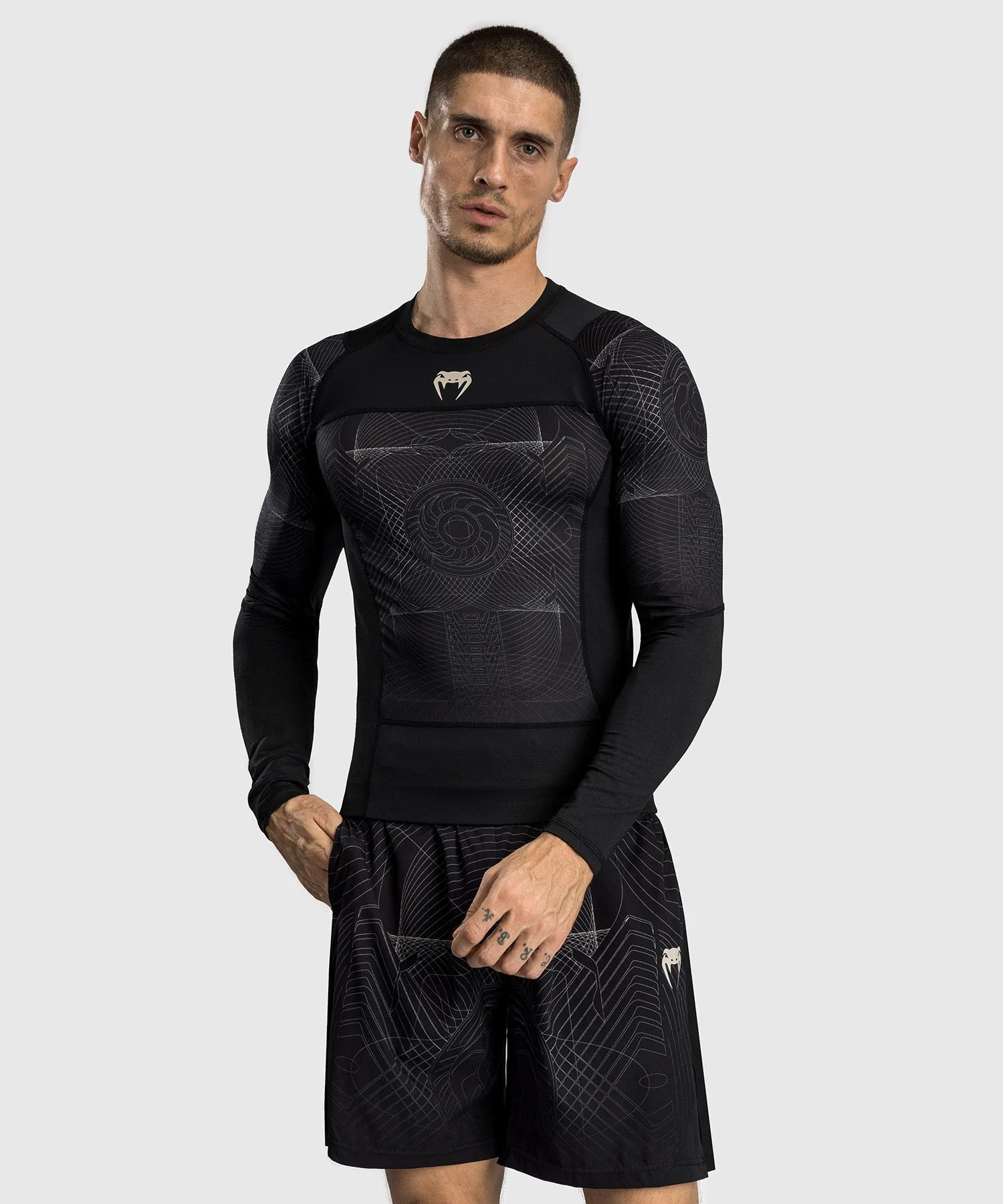 Venum G-Fit Air Rashguard Maniche Lunghe da Uomo - Nero Profondo/Sabbia Del Deserto