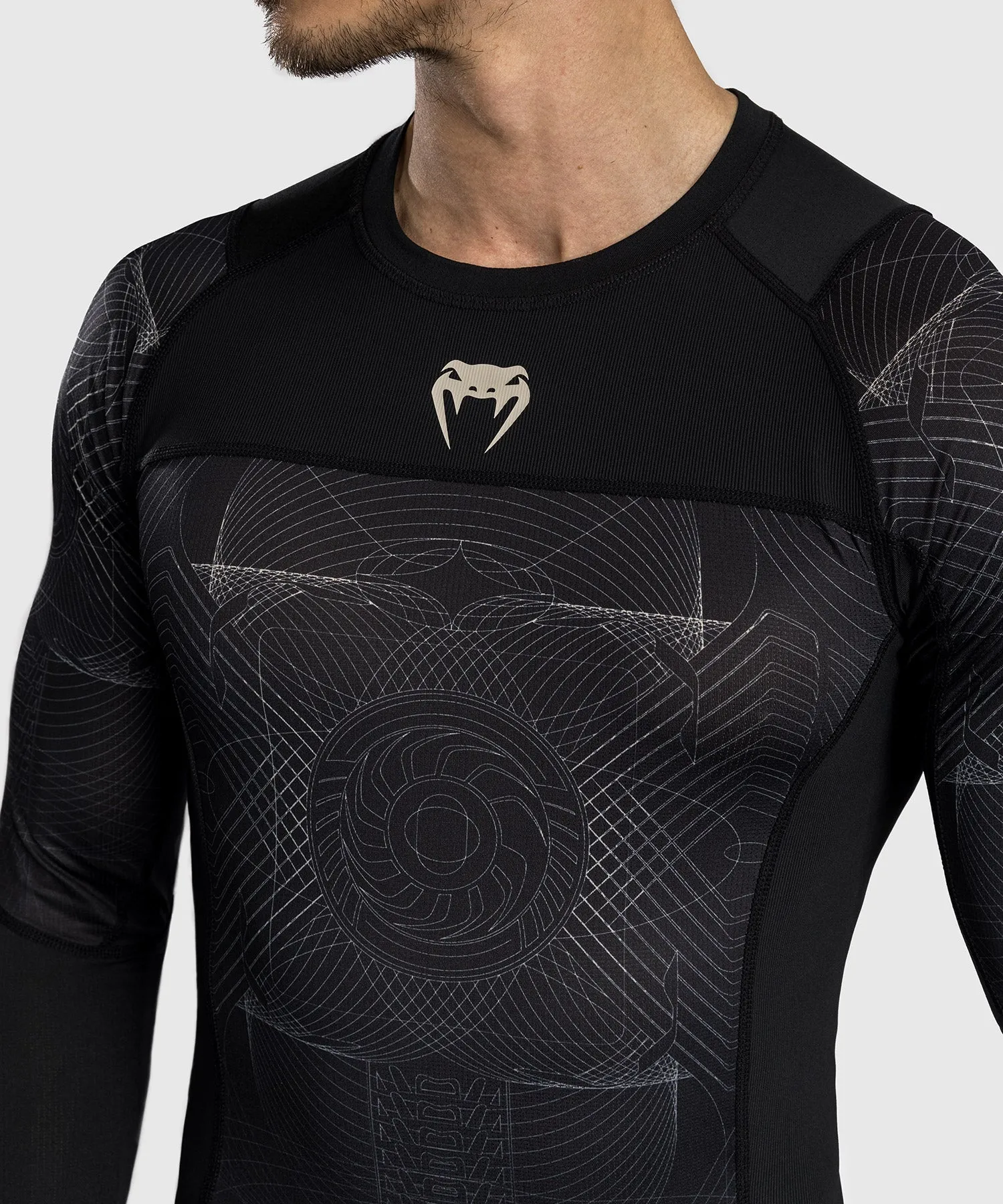 Venum G-Fit Air Rashguard Maniche Lunghe da Uomo - Nero Profondo/Sabbia Del Deserto