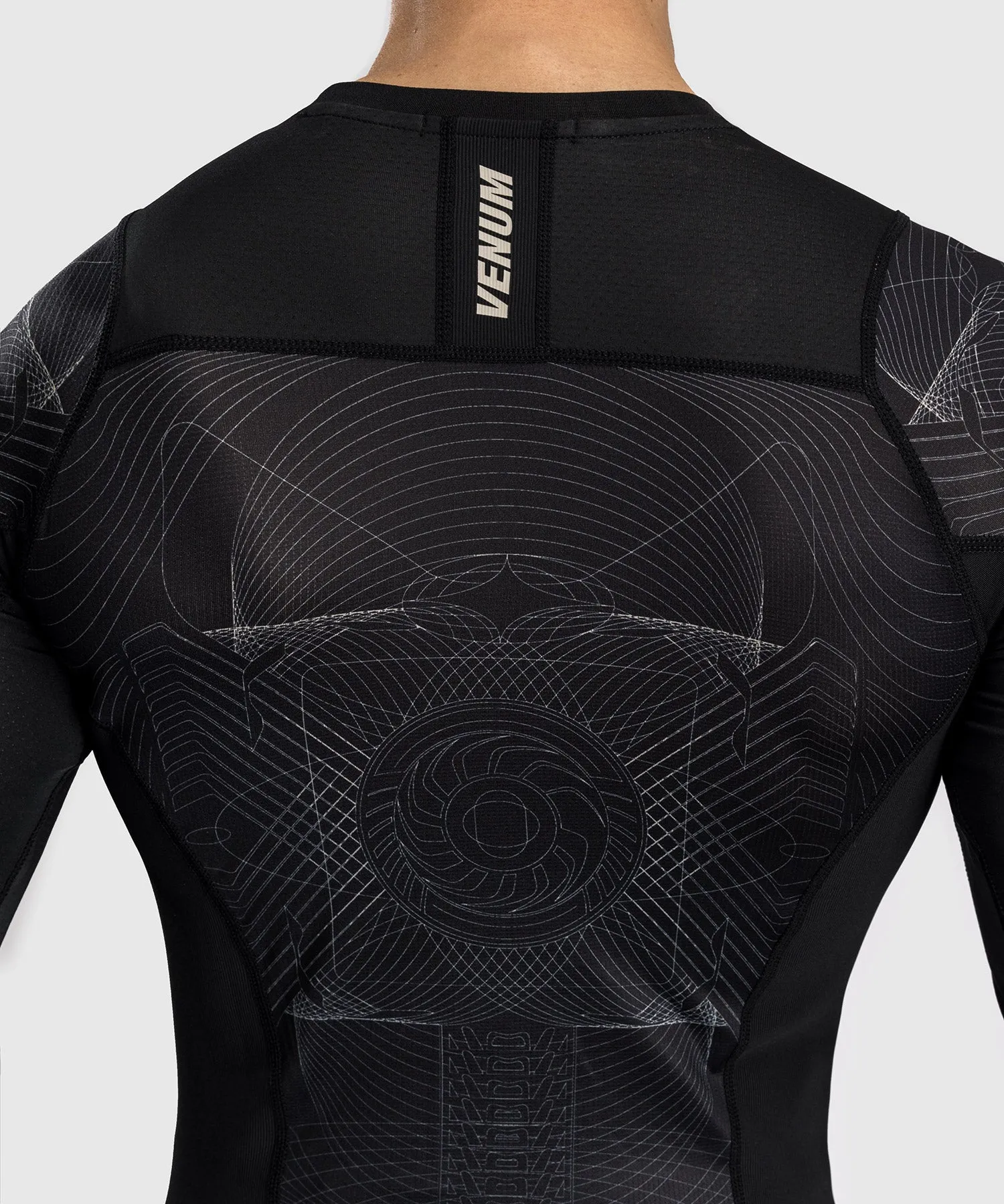 Venum G-Fit Air Rashguard Maniche Lunghe da Uomo - Nero Profondo/Sabbia Del Deserto