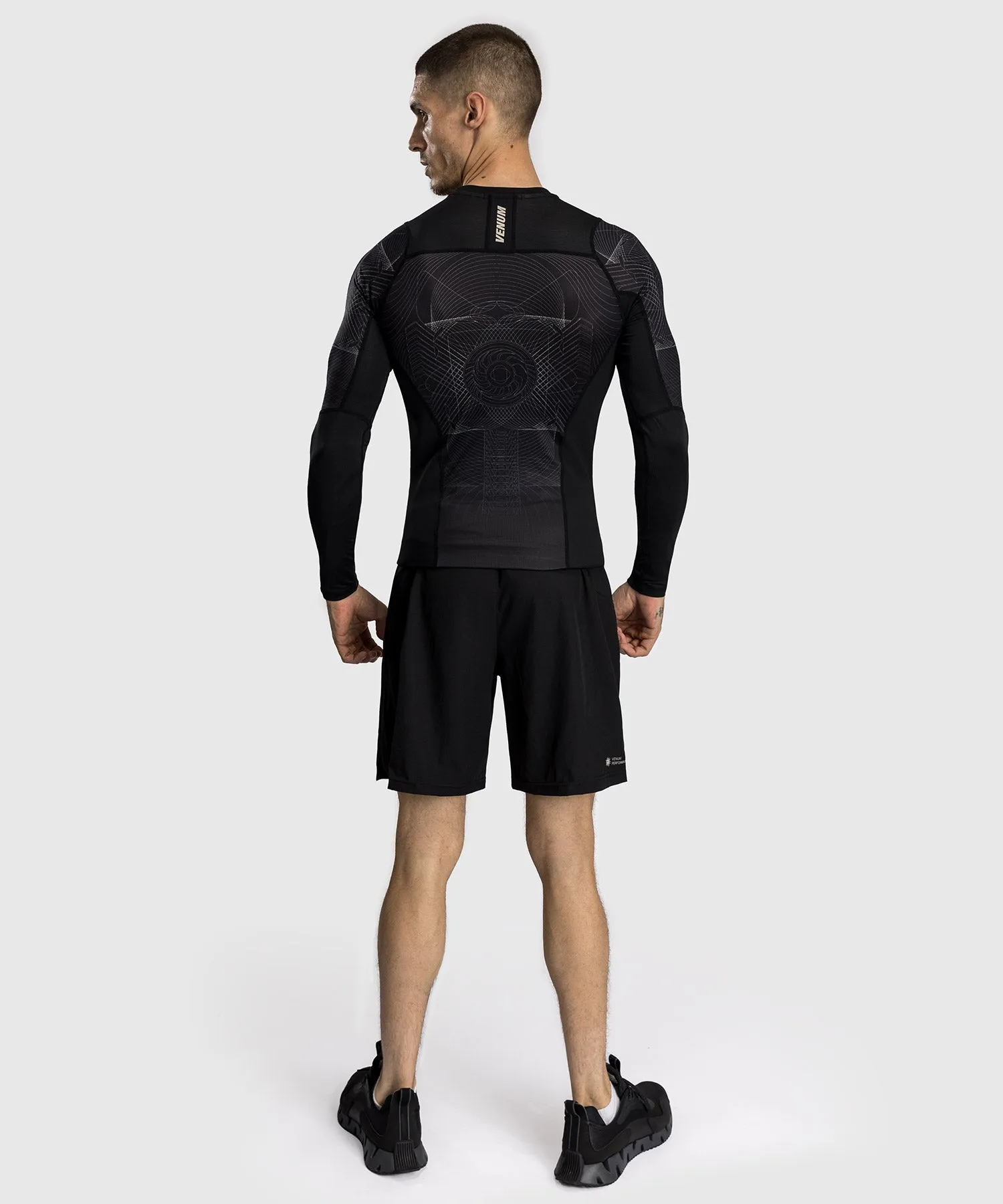 Venum G-Fit Air Rashguard Maniche Lunghe da Uomo - Nero Profondo/Sabbia Del Deserto