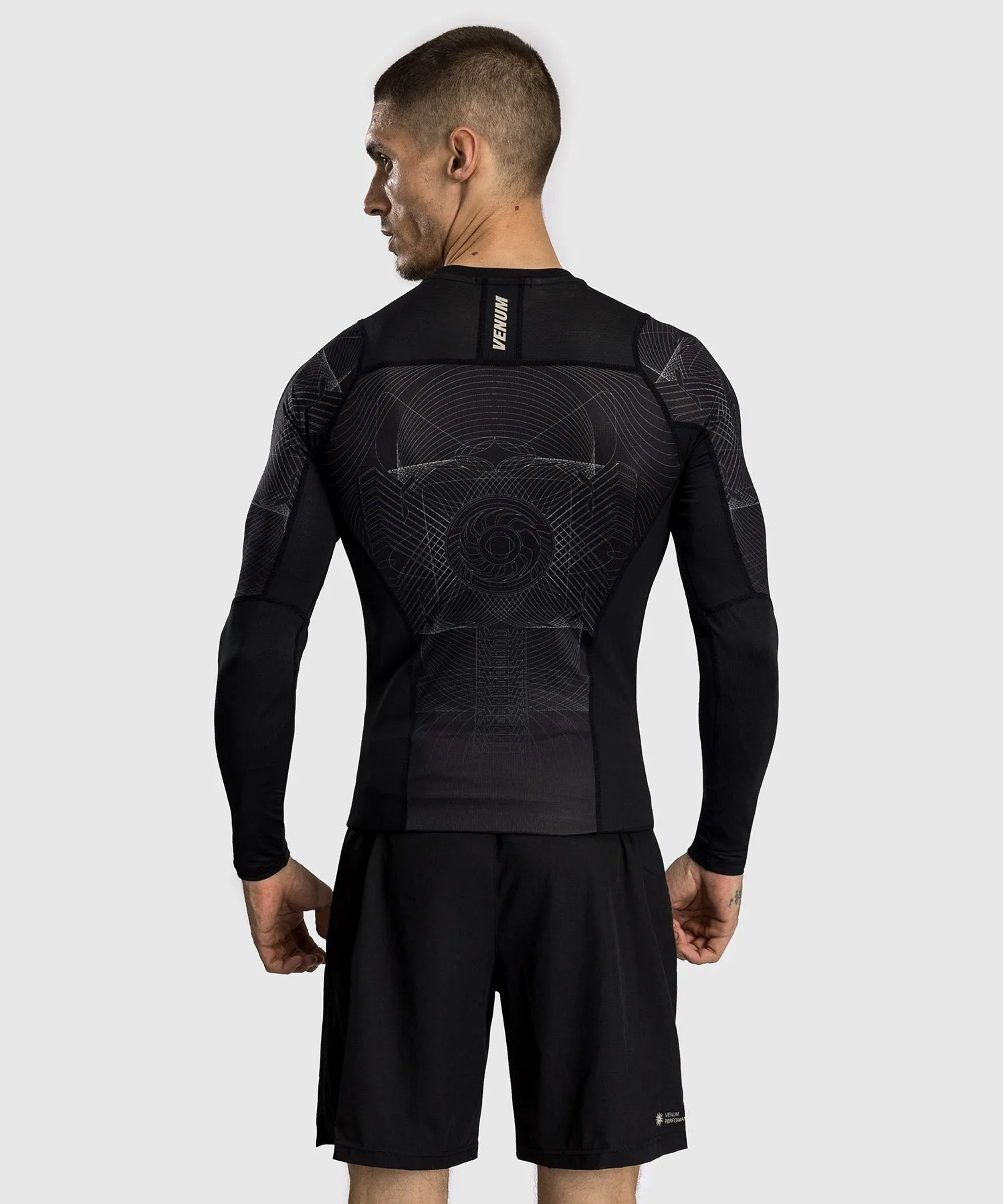 Venum G-Fit Air Rashguard Maniche Lunghe da Uomo - Nero Profondo/Sabbia Del Deserto