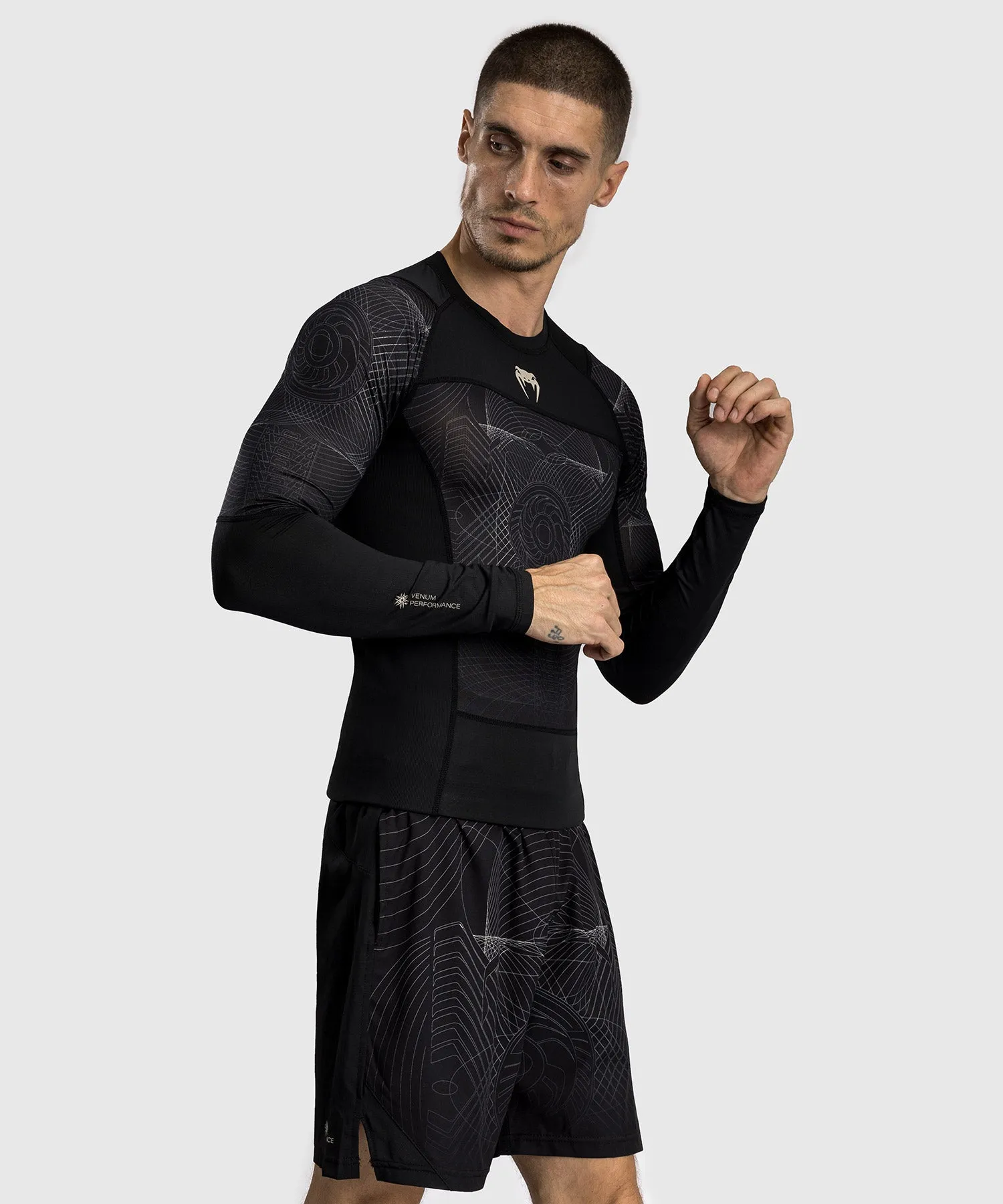 Venum G-Fit Air Rashguard Maniche Lunghe da Uomo - Nero Profondo/Sabbia Del Deserto
