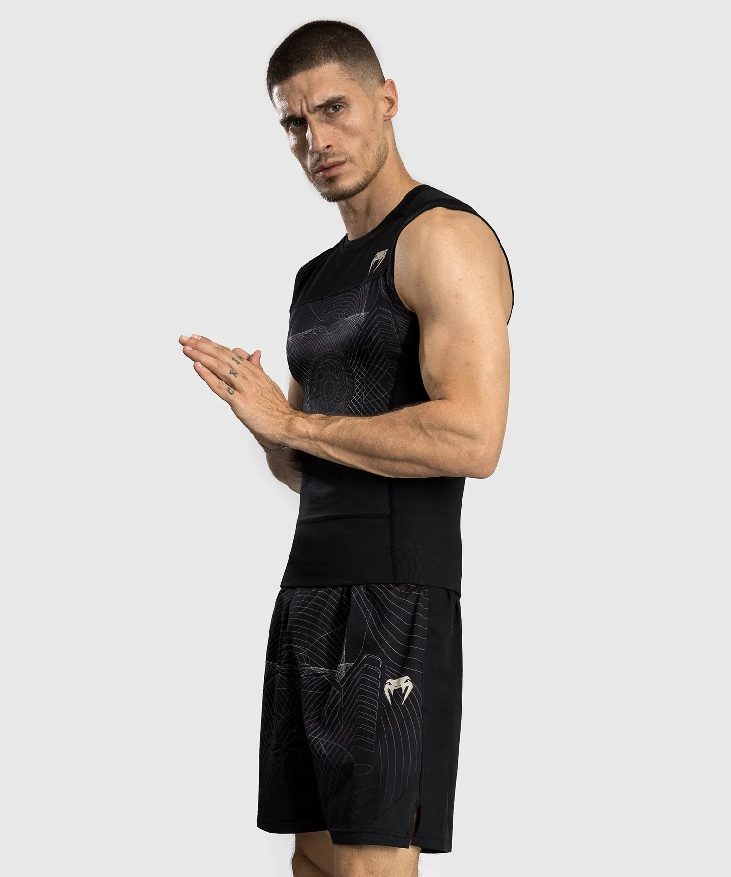 Venum G-Fit Air Rashguard Senza Maniche da Uomo - Nero Profondo/Sabbia Del Deserto