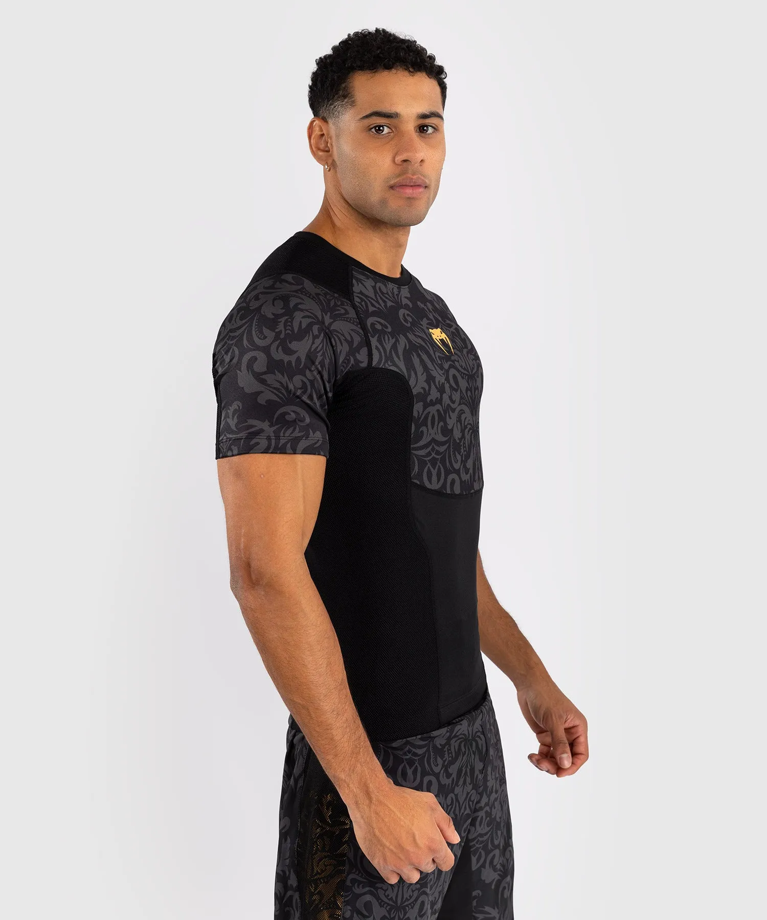 Venum x Topuria Unmatched Edition Maglietta a Maniche Corte Rashguard - Nero/Oro